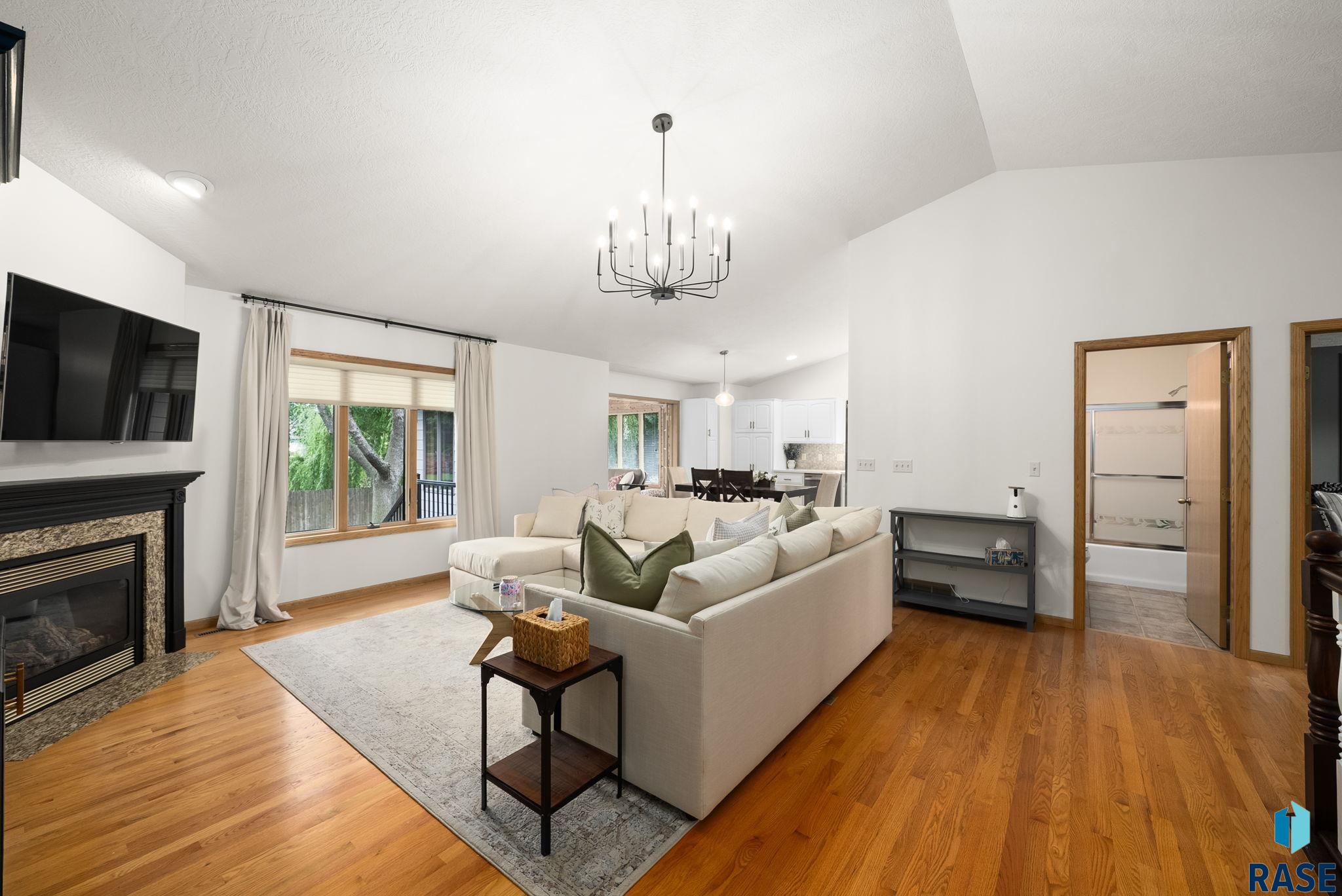 Sioux Falls, South Dakota 57103, United States, 3 Bedrooms Bedrooms, ,3 BathroomsBathrooms,Residential,Pending,148680