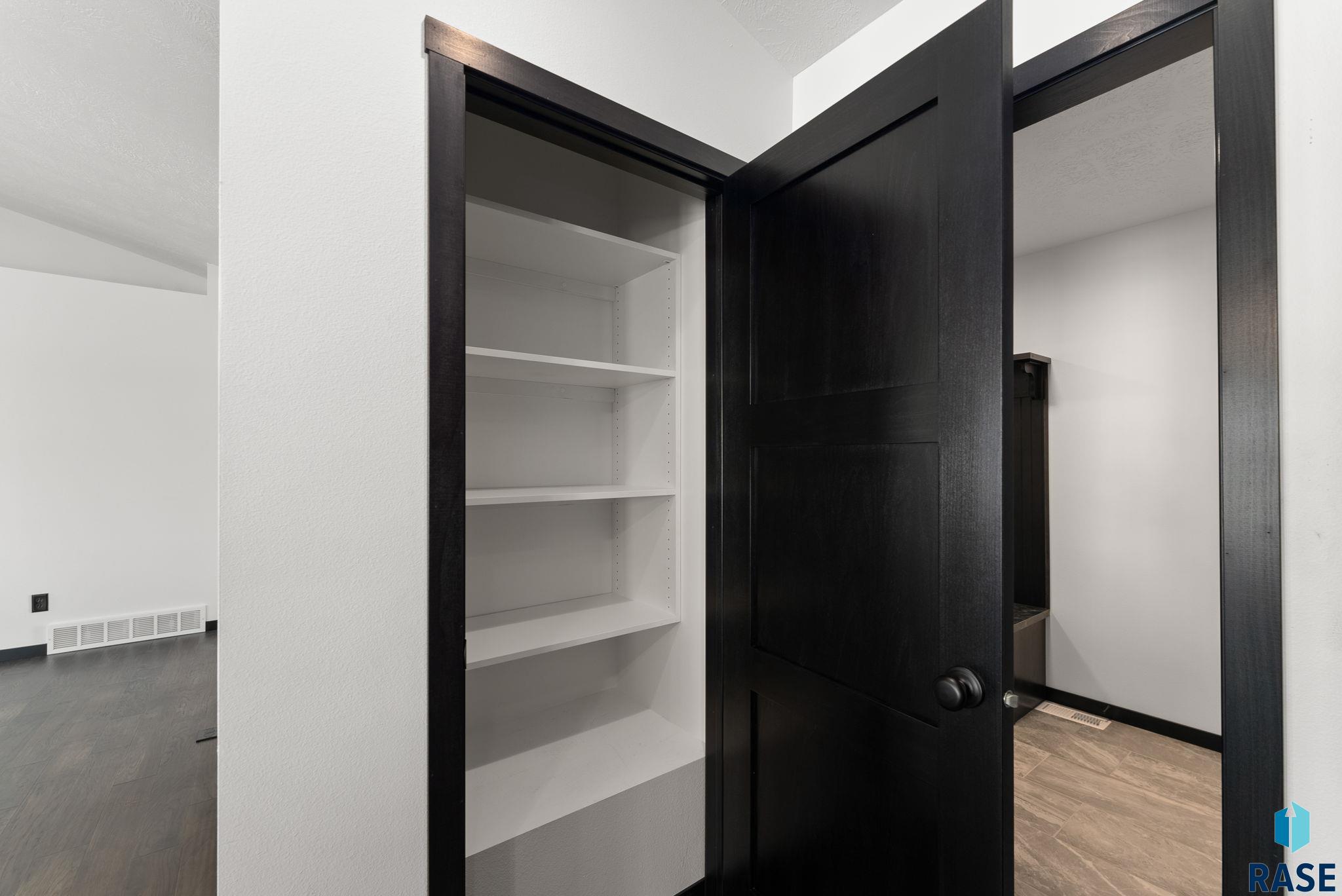 Sioux Falls, South Dakota 57108, United States, 3 Bedrooms Bedrooms, ,2 BathroomsBathrooms,Residential,Active,206607