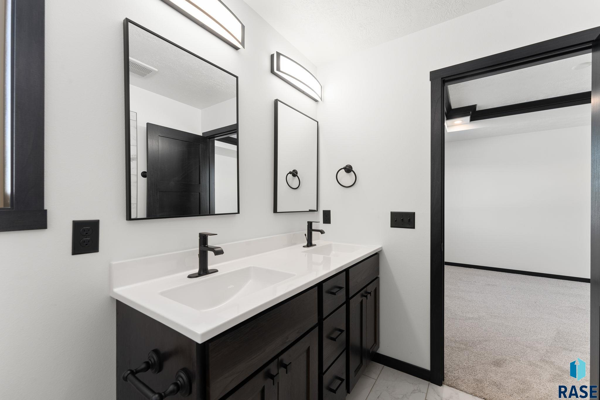 Sioux Falls, South Dakota 57108, United States, 3 Bedrooms Bedrooms, ,2 BathroomsBathrooms,Residential,Active,206607