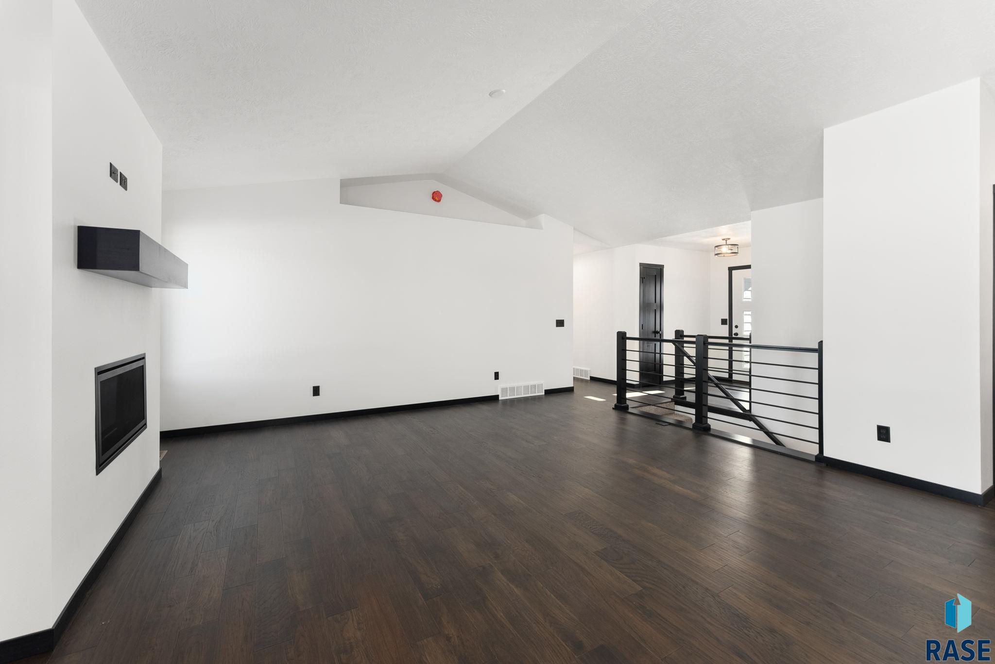 Sioux Falls, South Dakota 57108, United States, 3 Bedrooms Bedrooms, ,2 BathroomsBathrooms,Residential,Active,206607