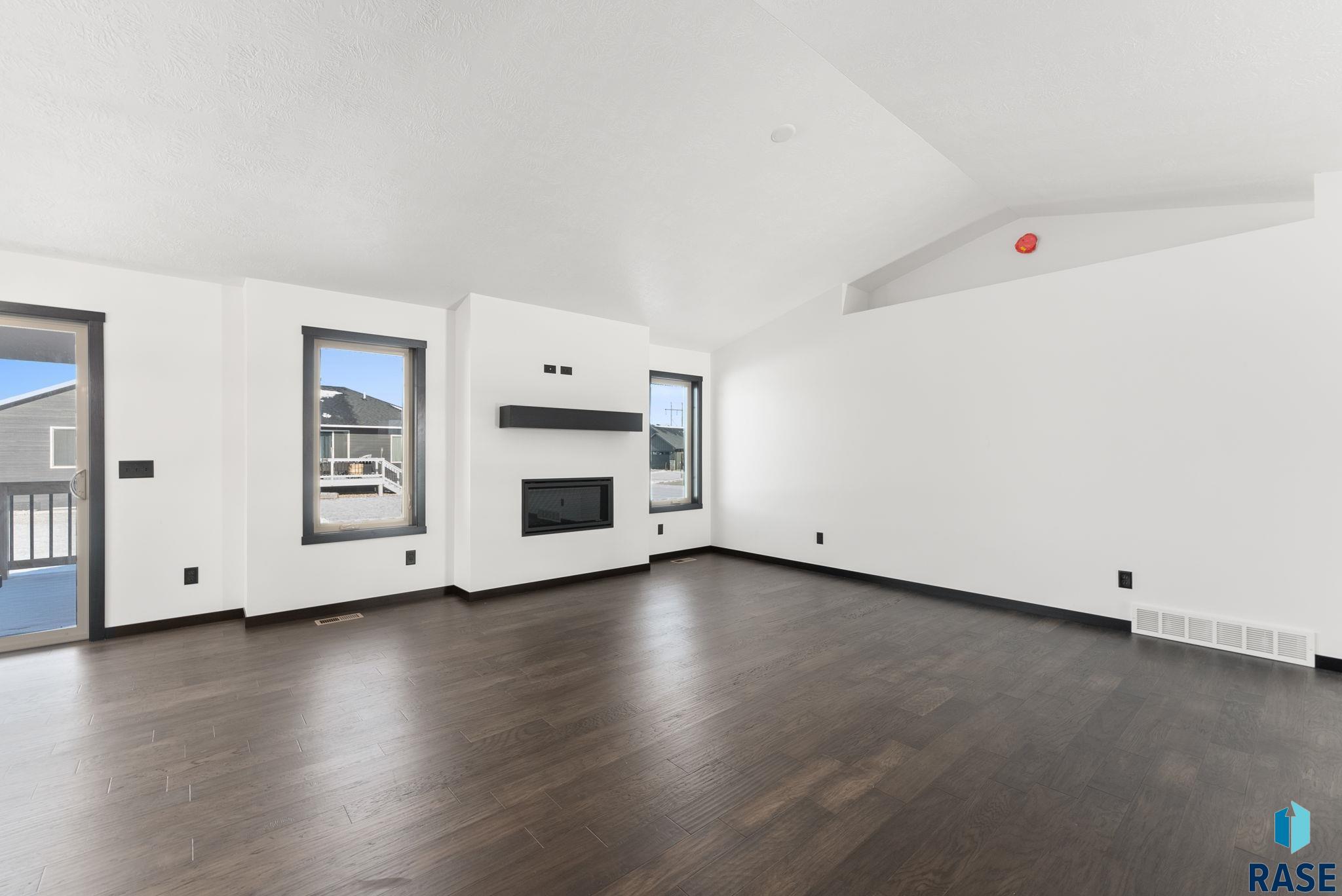 Sioux Falls, South Dakota 57108, United States, 3 Bedrooms Bedrooms, ,2 BathroomsBathrooms,Residential,Active,206607