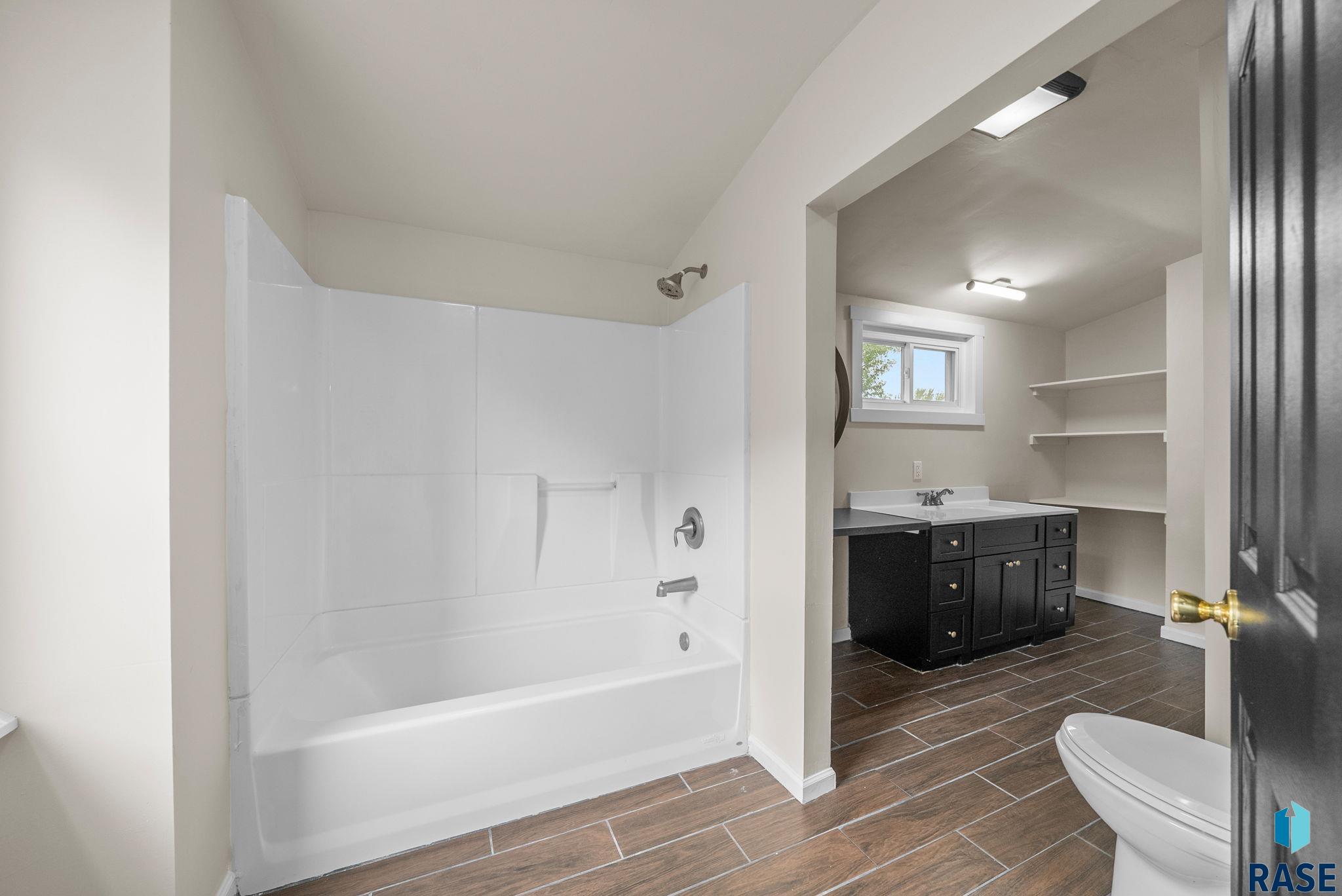 Baltic, South Dakota 57003, United States, 5 Bedrooms Bedrooms, ,2 BathroomsBathrooms,Residential,Active,186637