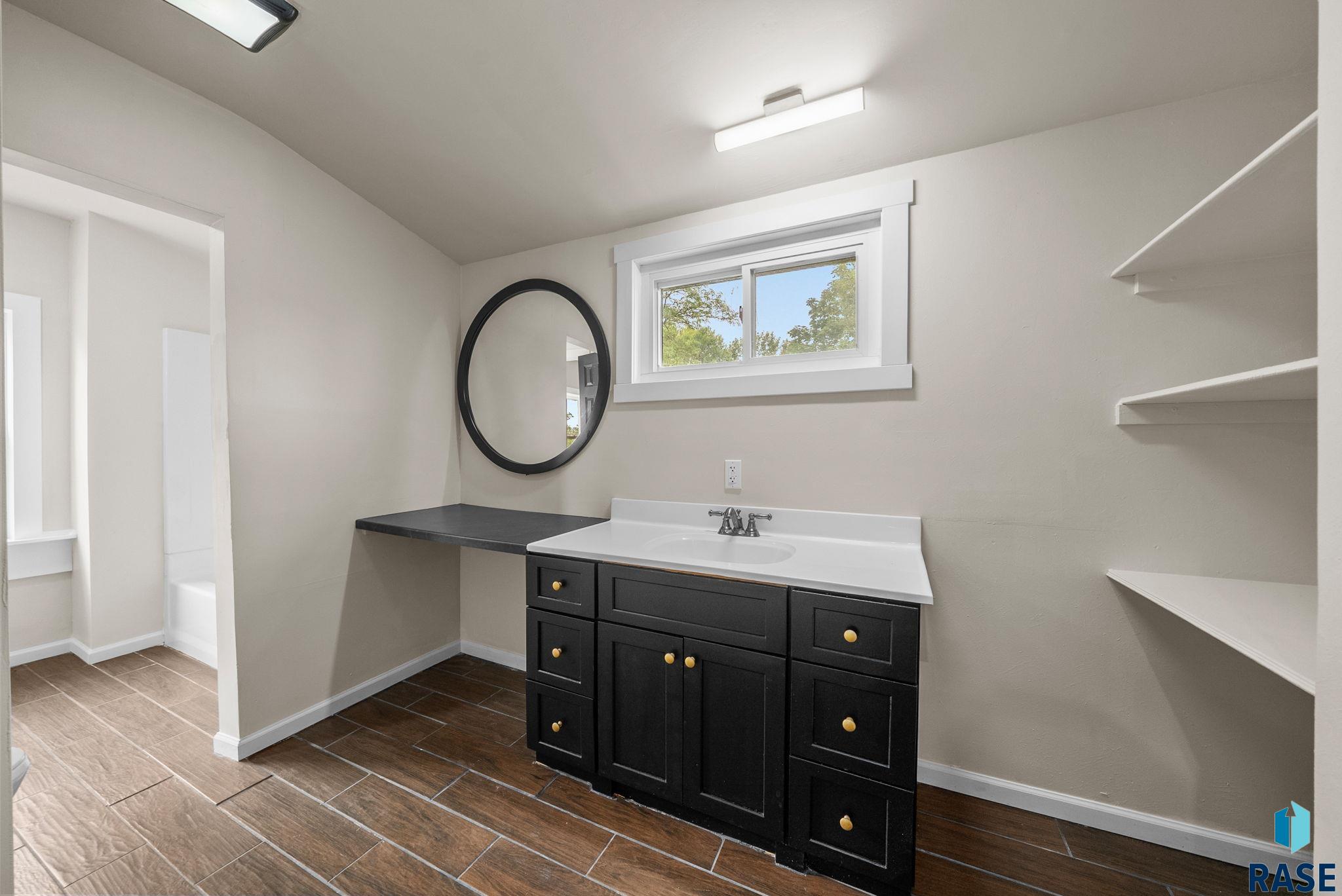 Baltic, South Dakota 57003, United States, 5 Bedrooms Bedrooms, ,2 BathroomsBathrooms,Residential,Active,186637