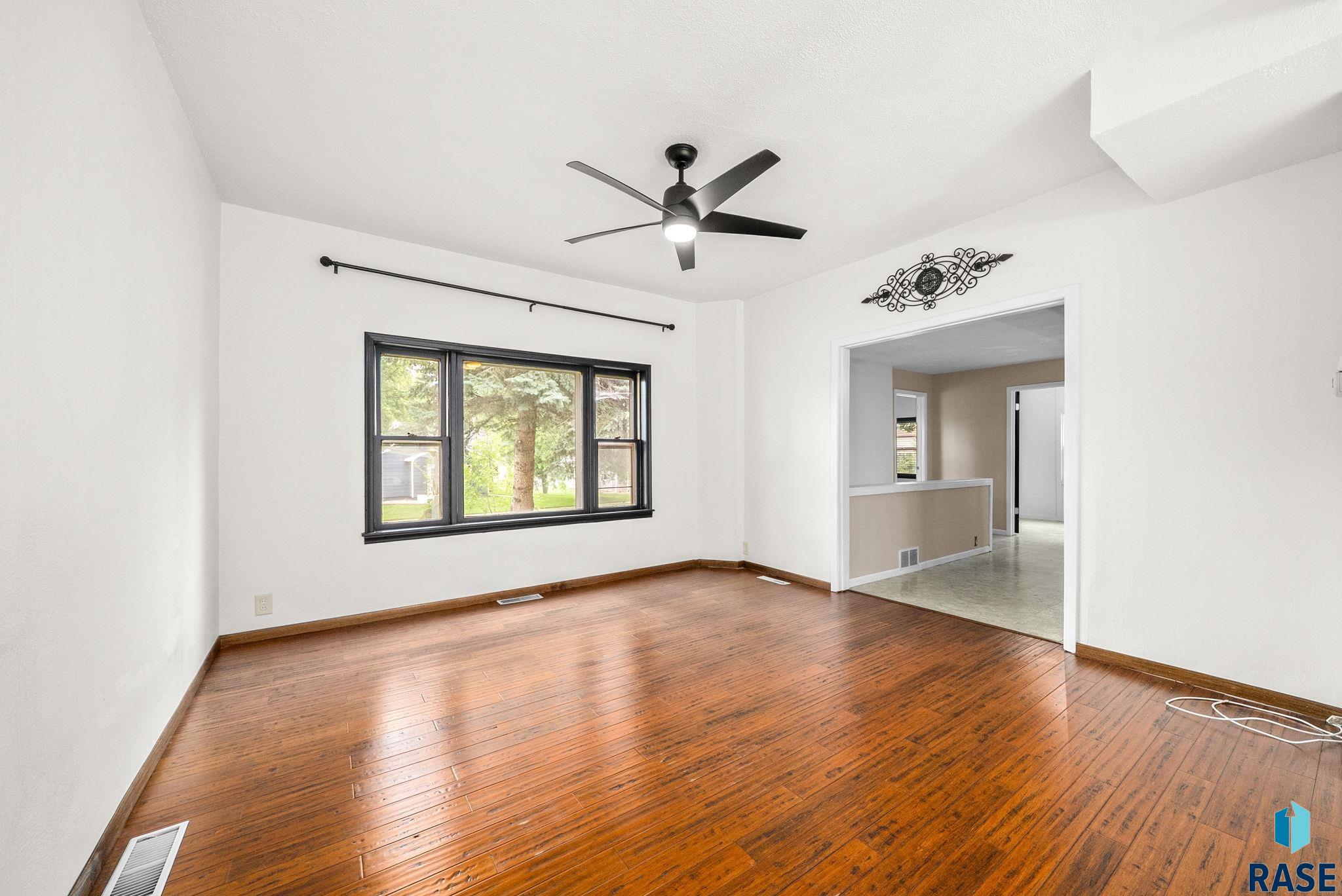 Baltic, South Dakota 57003, United States, 5 Bedrooms Bedrooms, ,2 BathroomsBathrooms,Residential,Active,186637