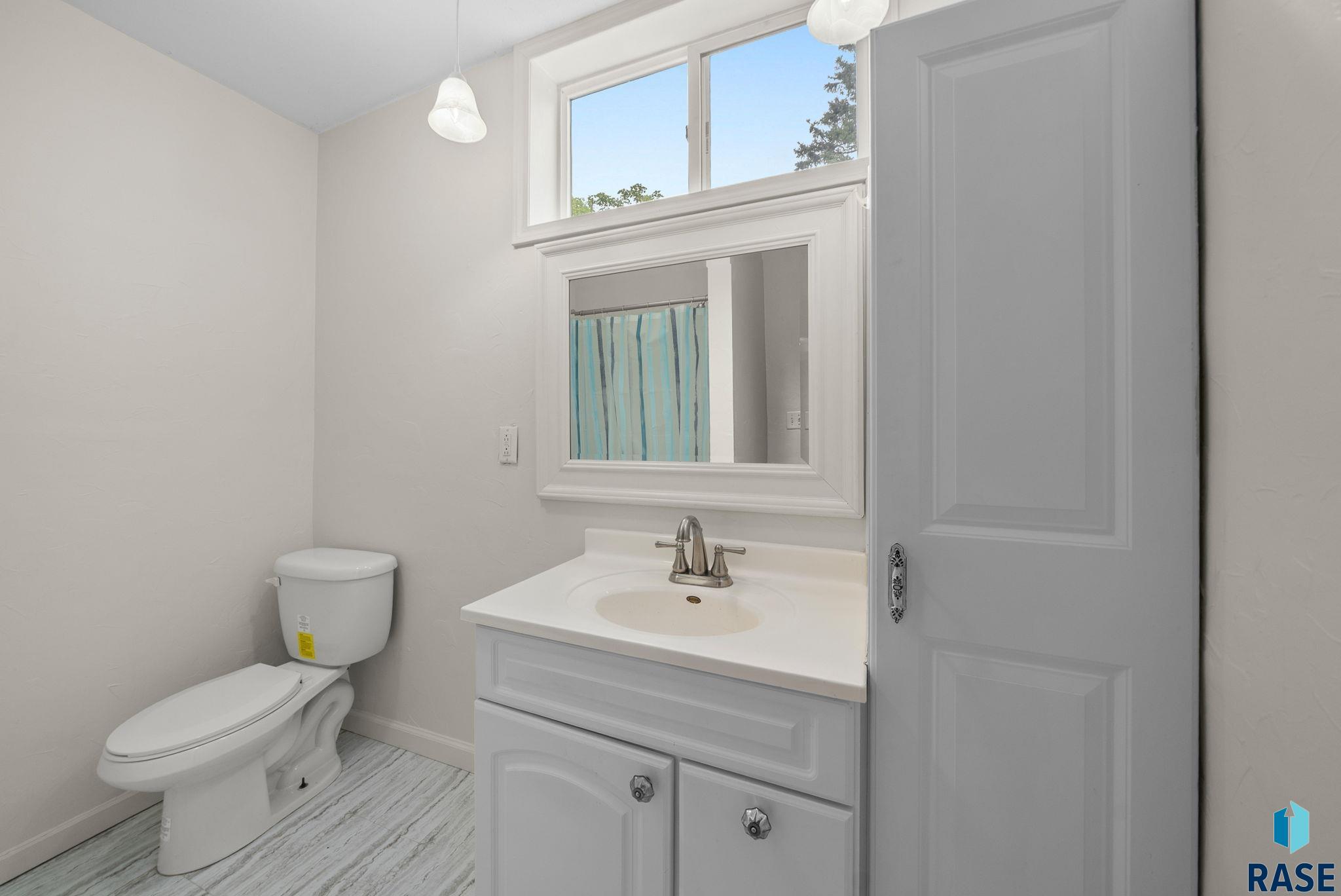 Baltic, South Dakota 57003, United States, 5 Bedrooms Bedrooms, ,2 BathroomsBathrooms,Residential,Active,186637