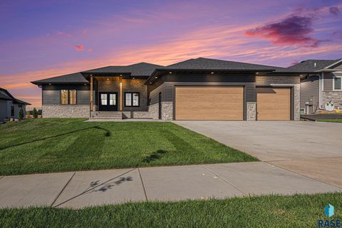 Photo of 313 Red Spruce Ave, Sioux Falls, SD 57110 (MLS # 22507263)