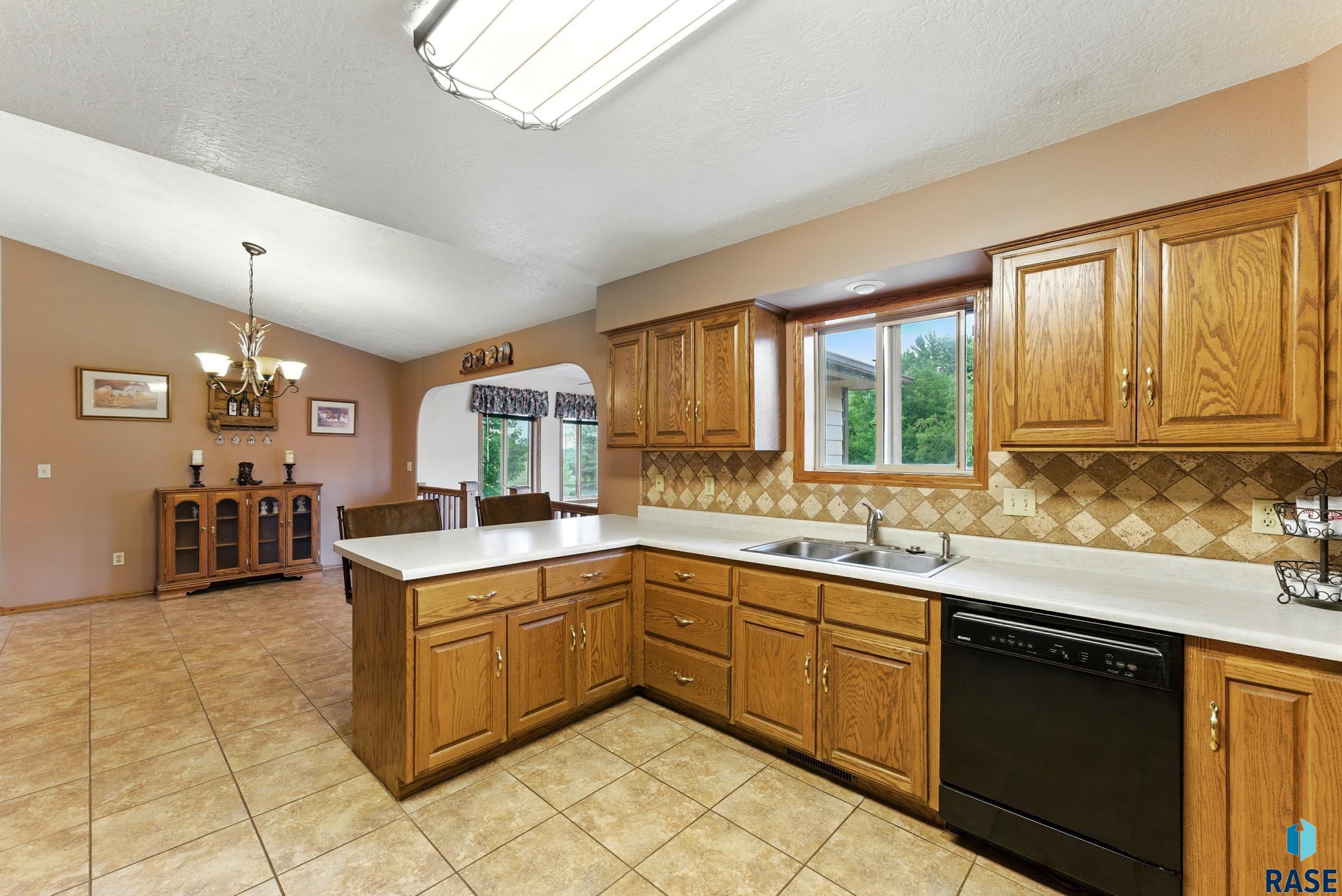 Lennox, South Dakota 57039, United States, 5 Bedrooms Bedrooms, ,3 BathroomsBathrooms,Residential,Active,159976