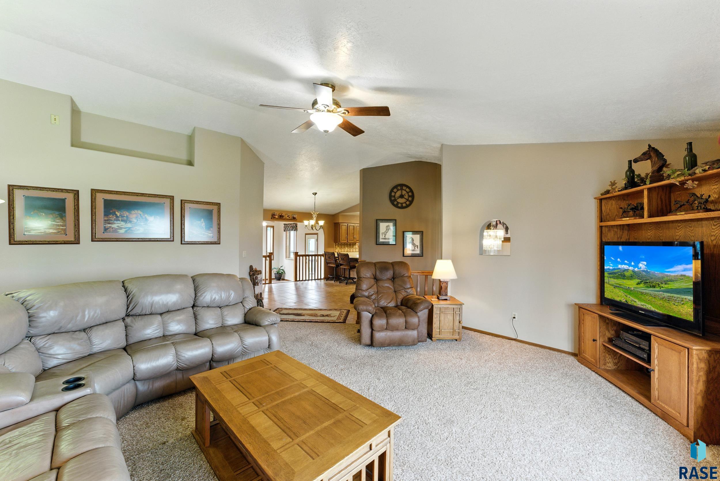 Lennox, South Dakota 57039, United States, 5 Bedrooms Bedrooms, ,3 BathroomsBathrooms,Residential,Active,159976