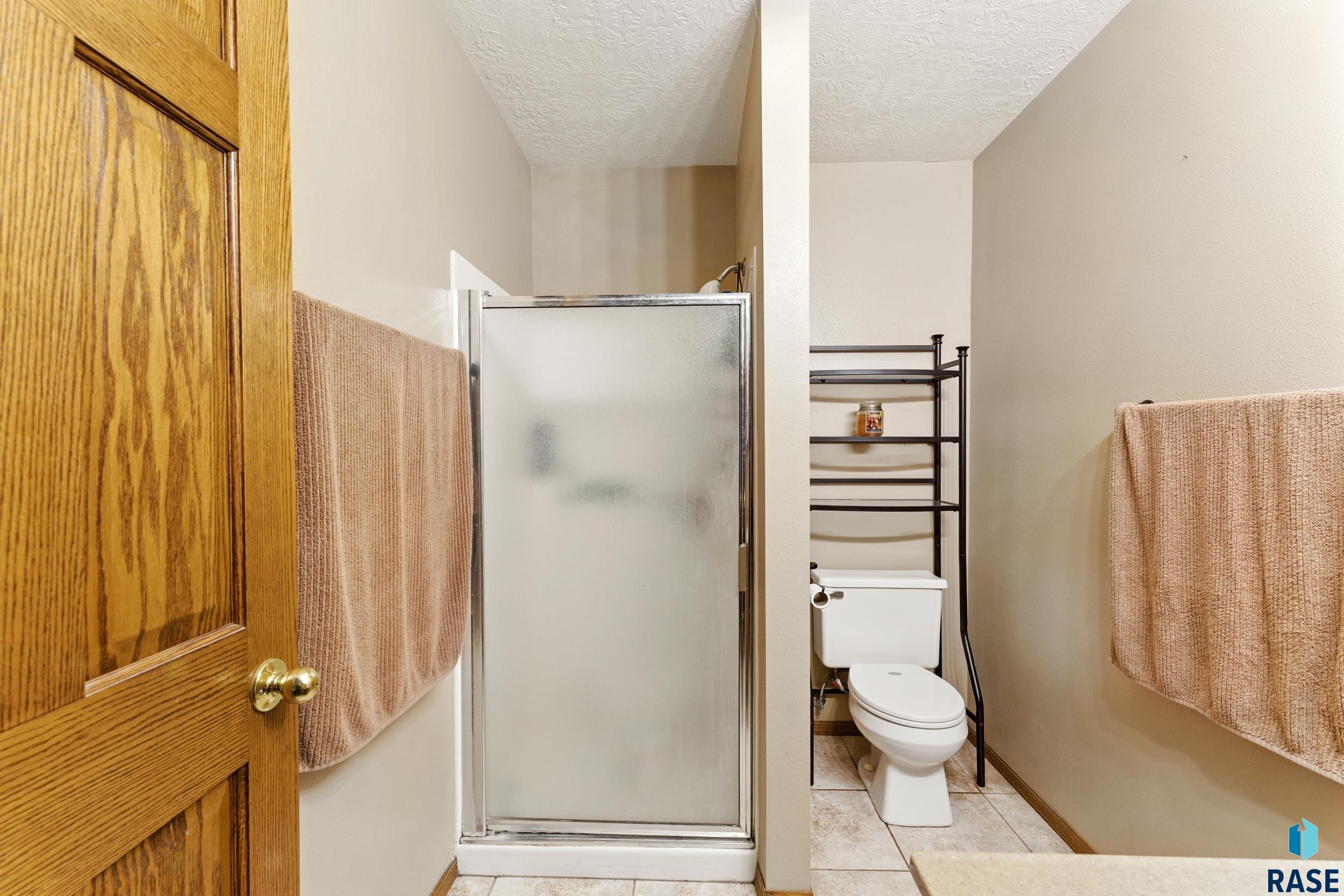 Lennox, South Dakota 57039, United States, 5 Bedrooms Bedrooms, ,3 BathroomsBathrooms,Residential,Active,159976