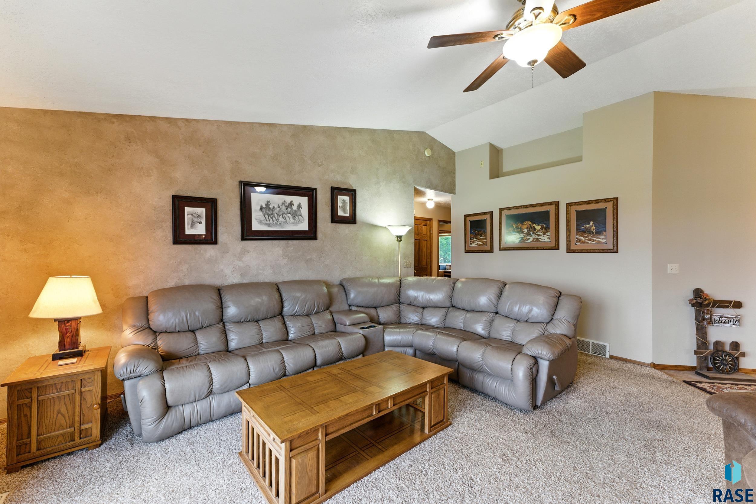 Lennox, South Dakota 57039, United States, 5 Bedrooms Bedrooms, ,3 BathroomsBathrooms,Residential,Active,159976