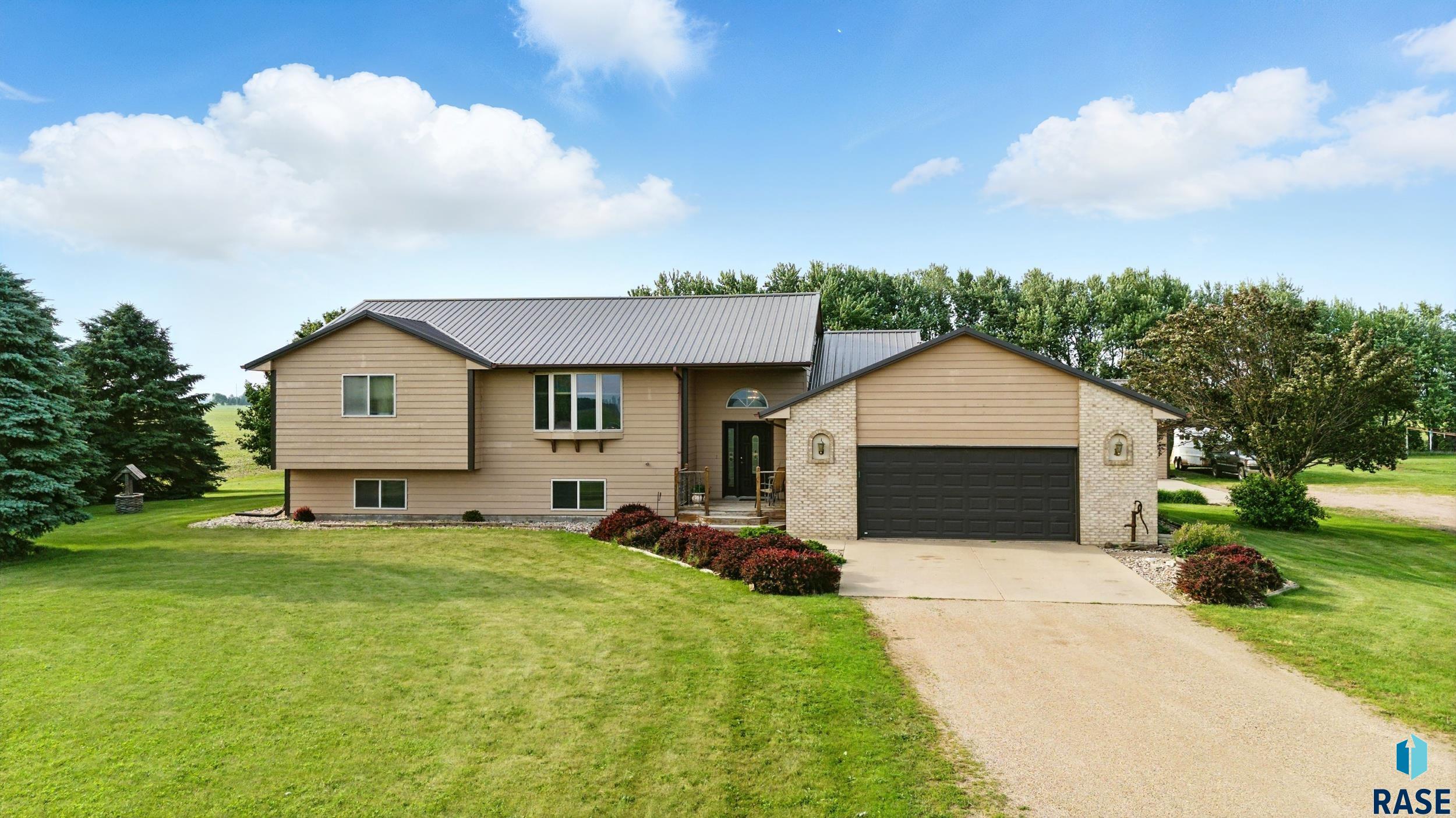 Lennox, South Dakota 57039, United States, 5 Bedrooms Bedrooms, ,3 BathroomsBathrooms,Residential,Active,159976