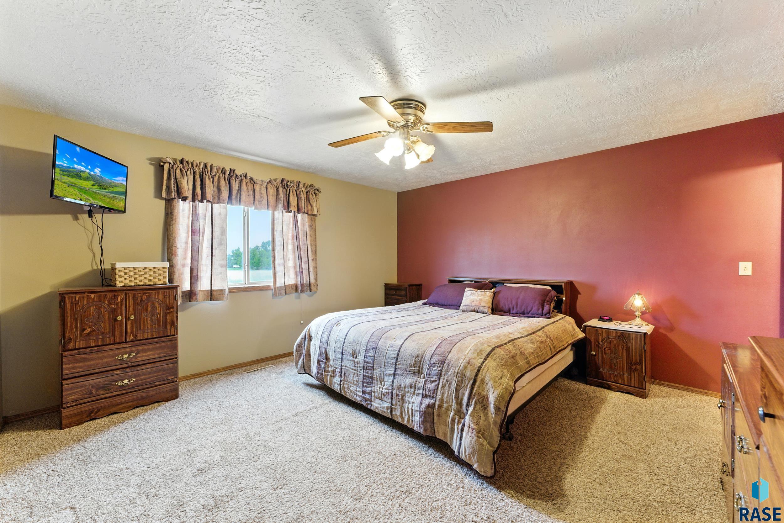 Lennox, South Dakota 57039, United States, 5 Bedrooms Bedrooms, ,3 BathroomsBathrooms,Residential,Active,159976