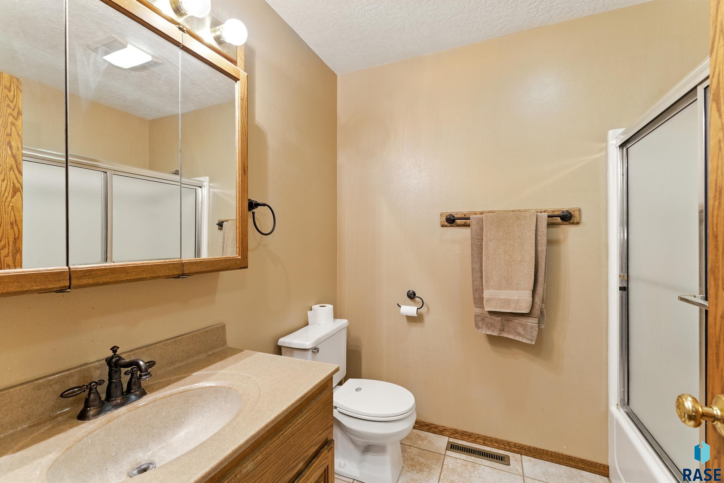 Lennox, South Dakota 57039, United States, 5 Bedrooms Bedrooms, ,3 BathroomsBathrooms,Residential,Active,159976