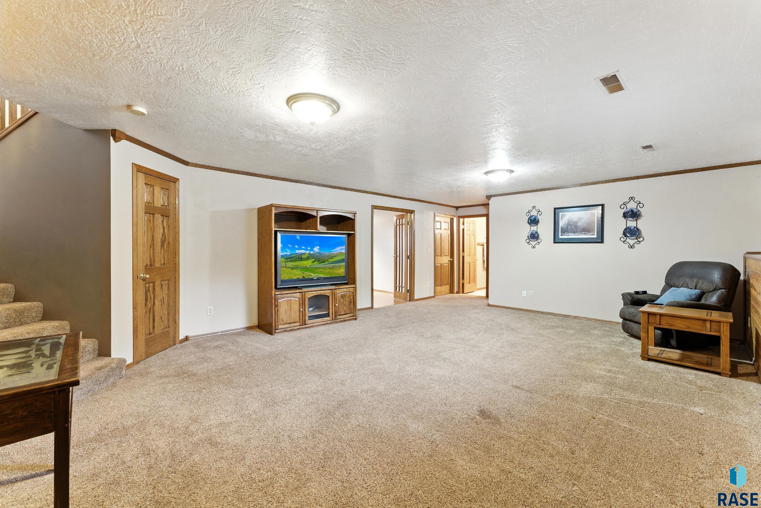 Lennox, South Dakota 57039, United States, 5 Bedrooms Bedrooms, ,3 BathroomsBathrooms,Residential,Active,159976