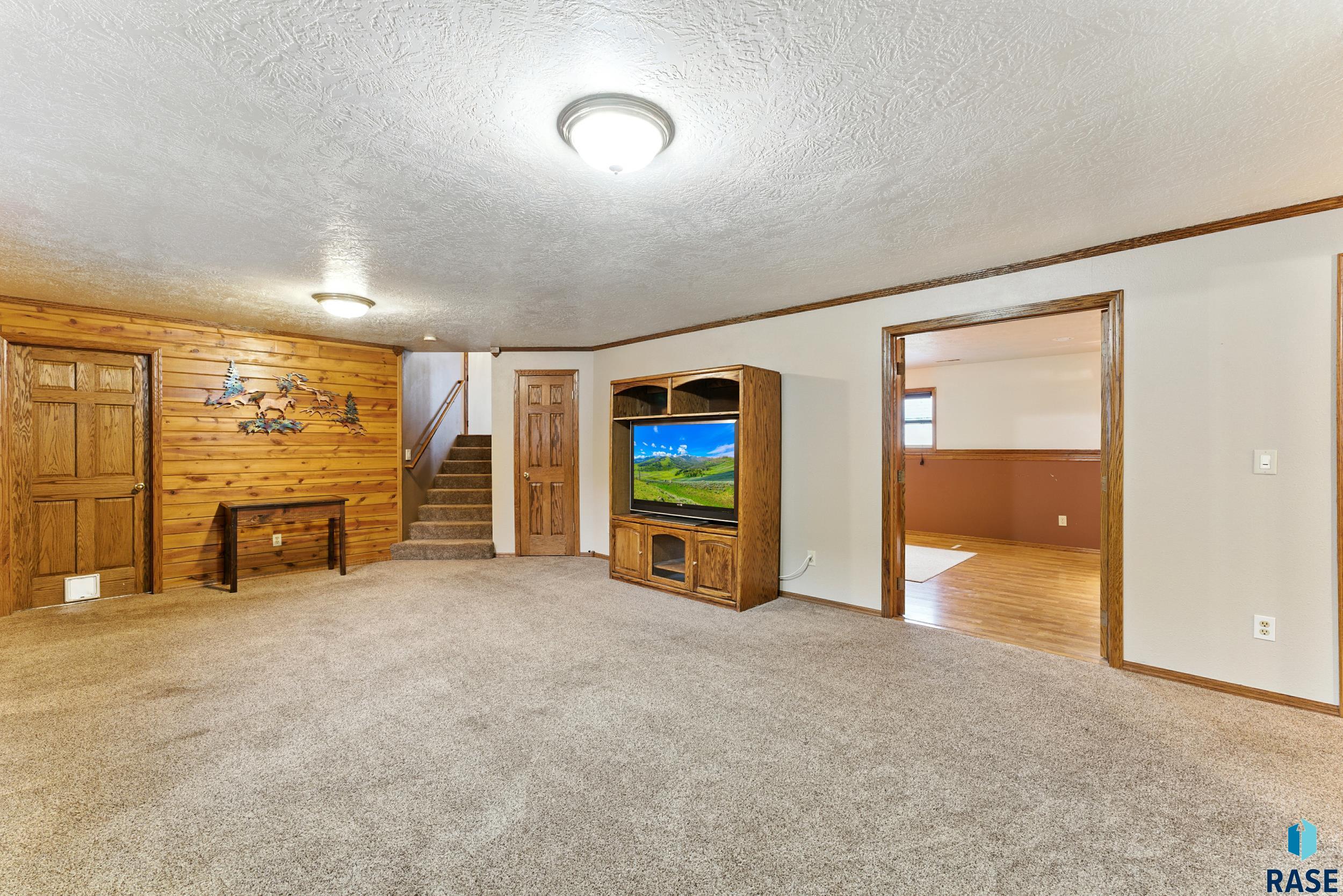 Lennox, South Dakota 57039, United States, 5 Bedrooms Bedrooms, ,3 BathroomsBathrooms,Residential,Active,159976