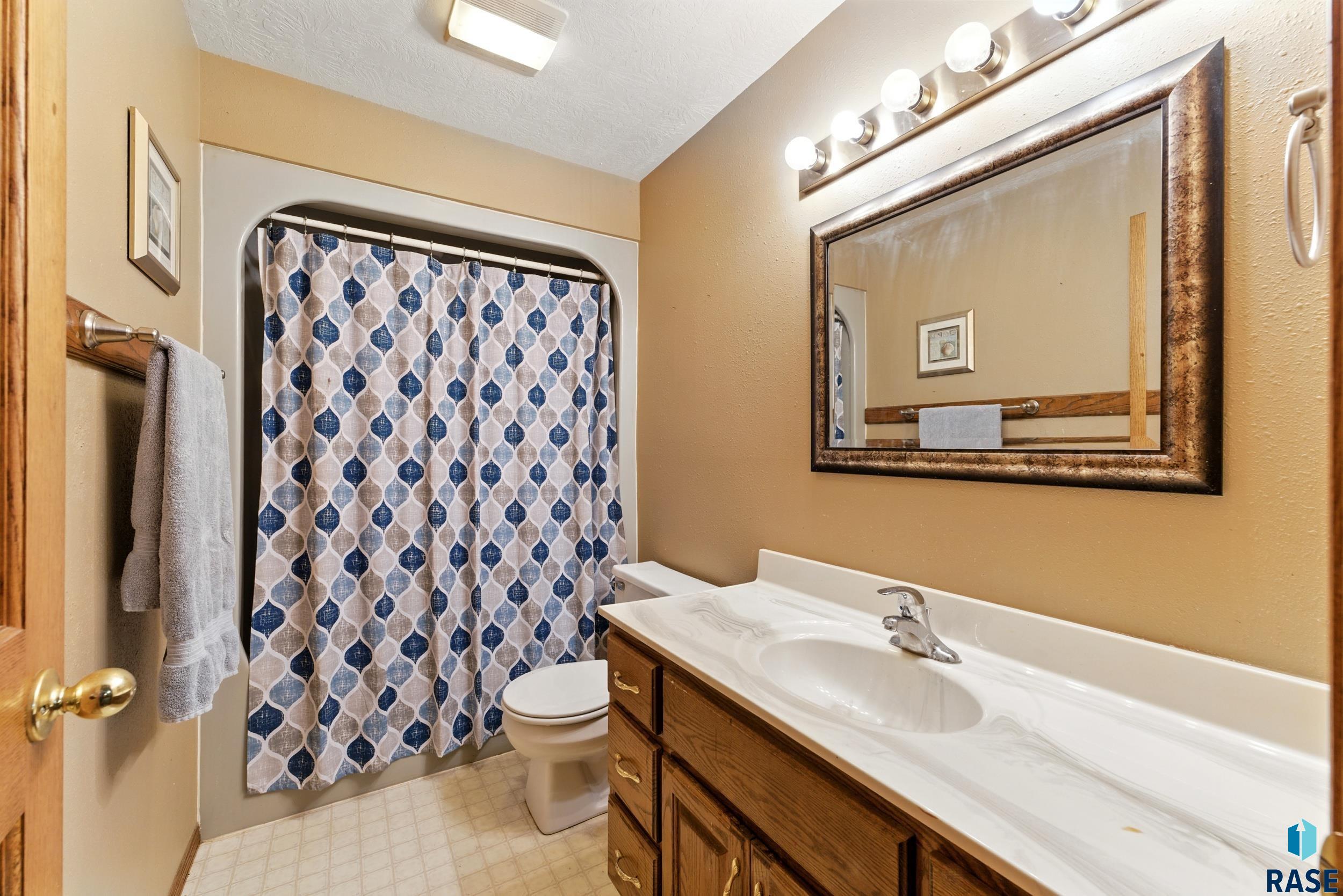 Lennox, South Dakota 57039, United States, 5 Bedrooms Bedrooms, ,3 BathroomsBathrooms,Residential,Active,159976