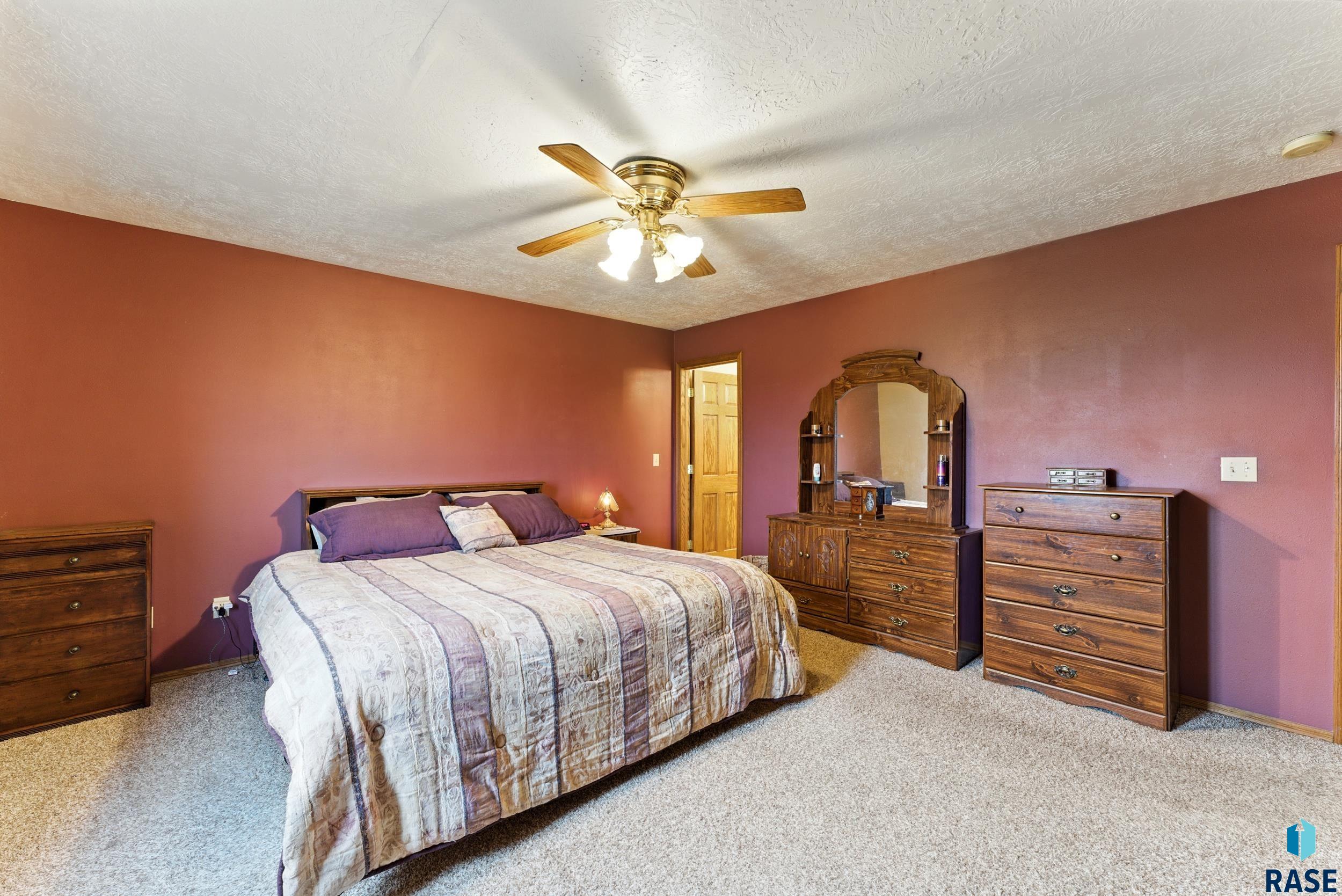 Lennox, South Dakota 57039, United States, 5 Bedrooms Bedrooms, ,3 BathroomsBathrooms,Residential,Active,159976