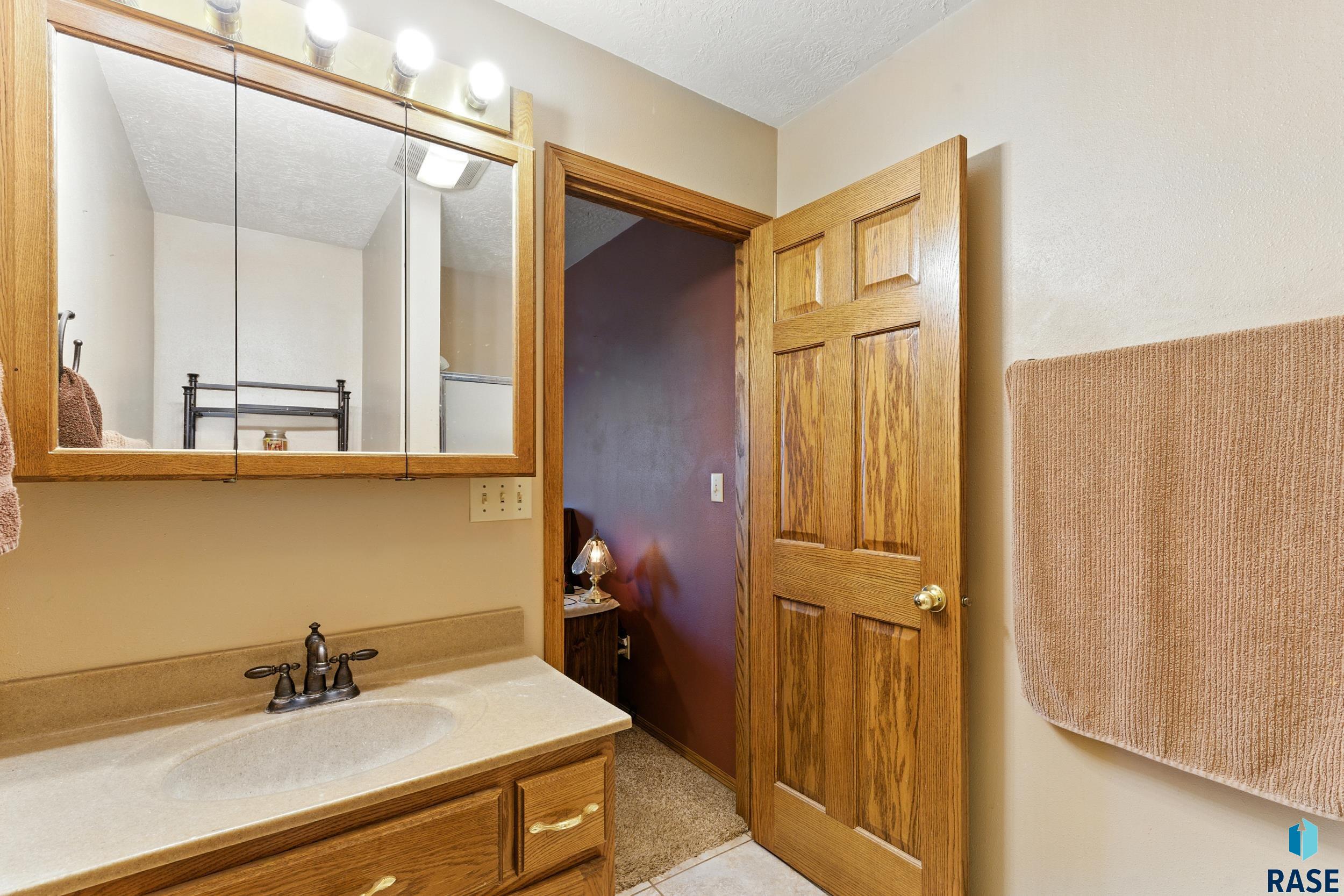 Lennox, South Dakota 57039, United States, 5 Bedrooms Bedrooms, ,3 BathroomsBathrooms,Residential,Active,159976