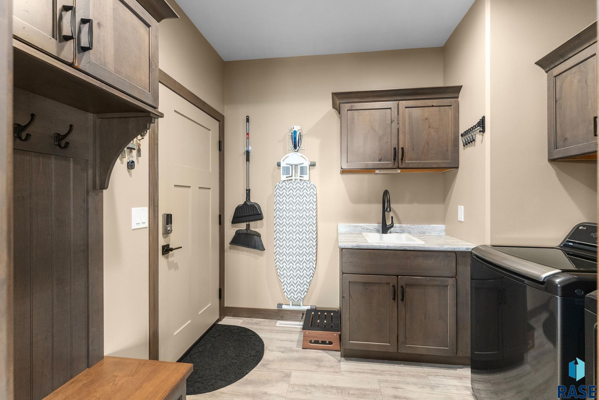 Sioux Falls, South Dakota 57108, United States, 5 Bedrooms Bedrooms, ,3 BathroomsBathrooms,Residential,Active,114035