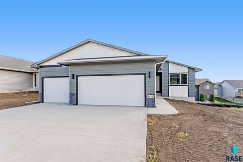 Photo of 6813 W Viola Ct, Sioux Falls, SD 57107 (MLS # 22502609)