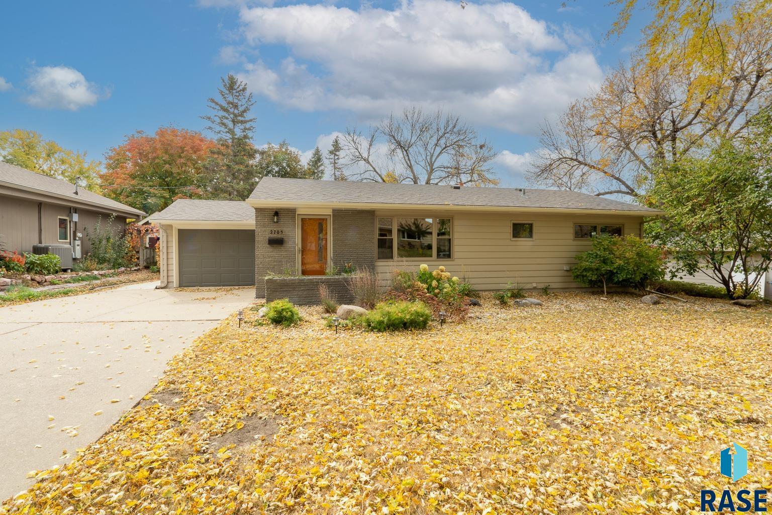 2705 W Wood Dr Drive, Sioux Falls, South Dakota image 2