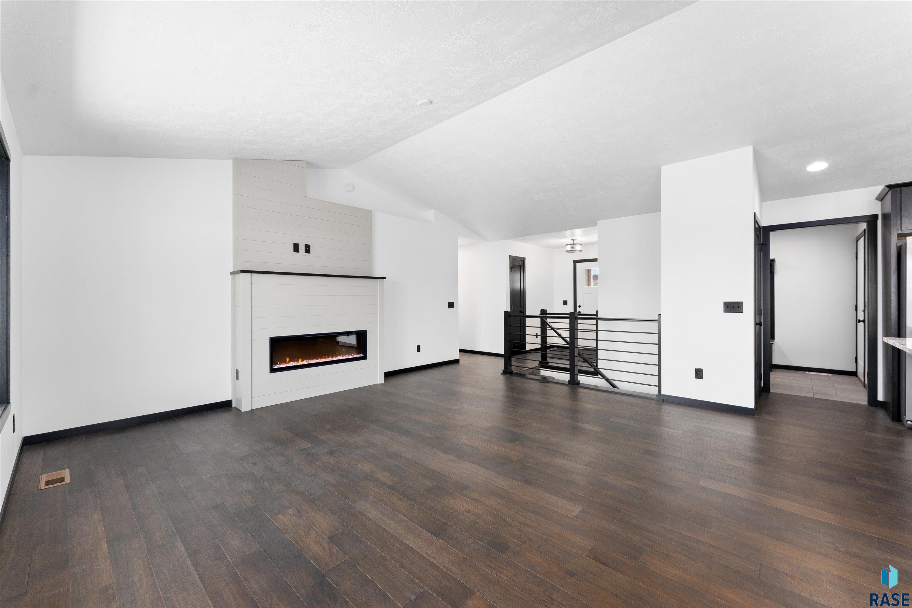 Harrisburg, South Dakota 57032, United States, 5 Bedrooms Bedrooms, ,3 BathroomsBathrooms,Residential,Active,169312