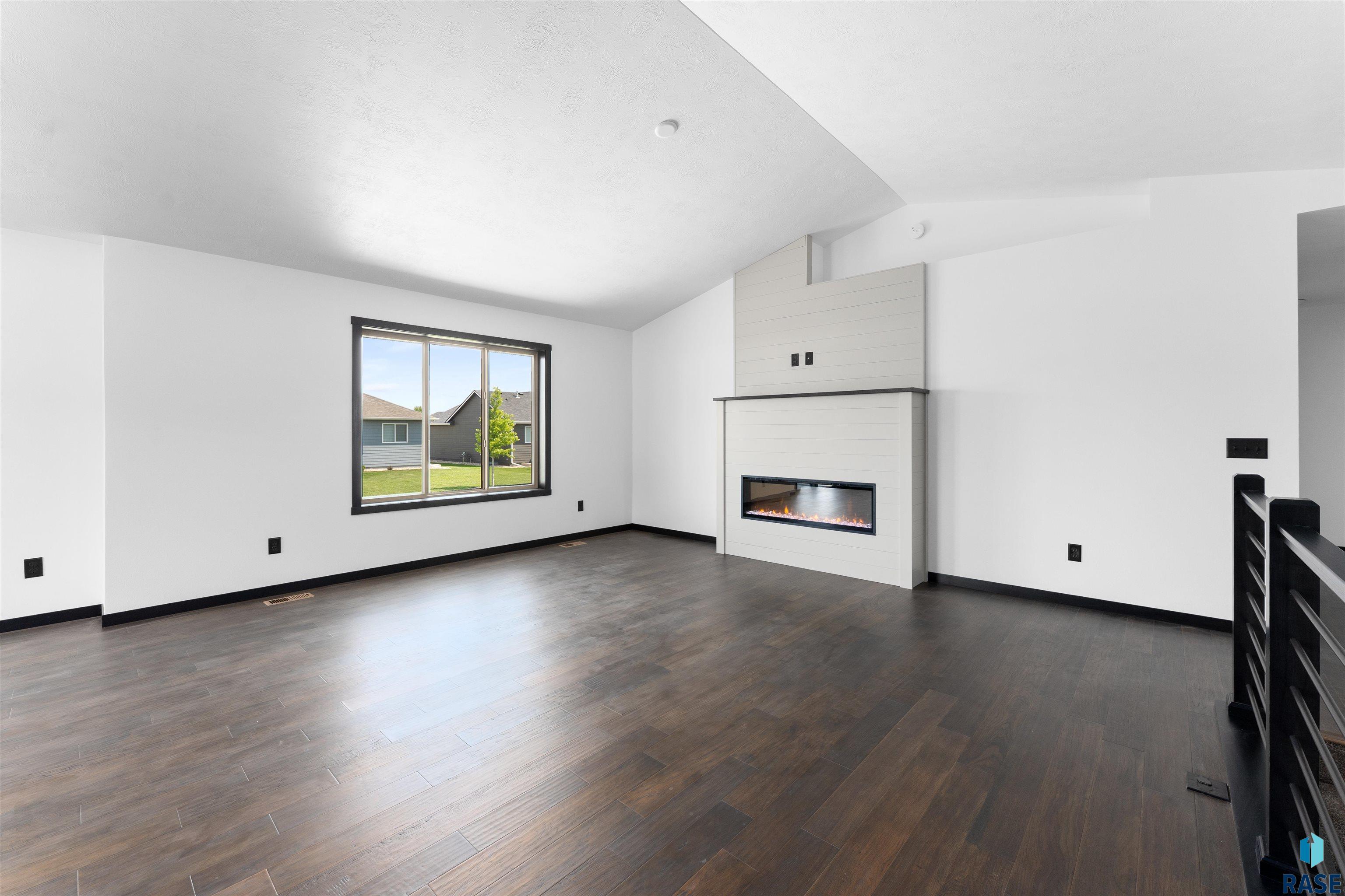 Harrisburg, South Dakota 57032, United States, 5 Bedrooms Bedrooms, ,3 BathroomsBathrooms,Residential,Active,169312