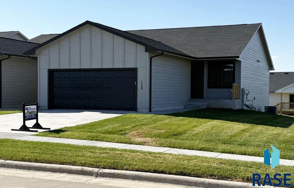 1901 N Tina Dr Drive, Sioux Falls, South Dakota image 1
