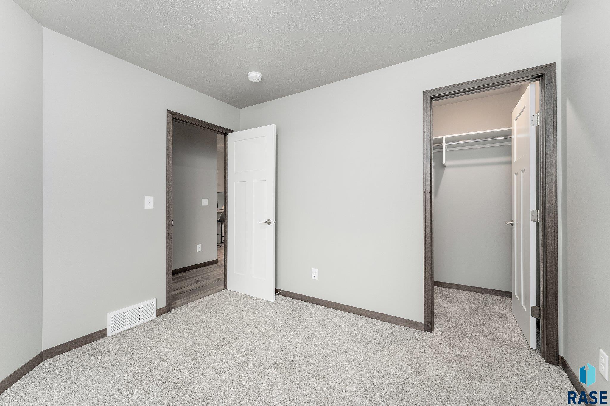 1901 N Tina Dr Drive, Sioux Falls, South Dakota image 8