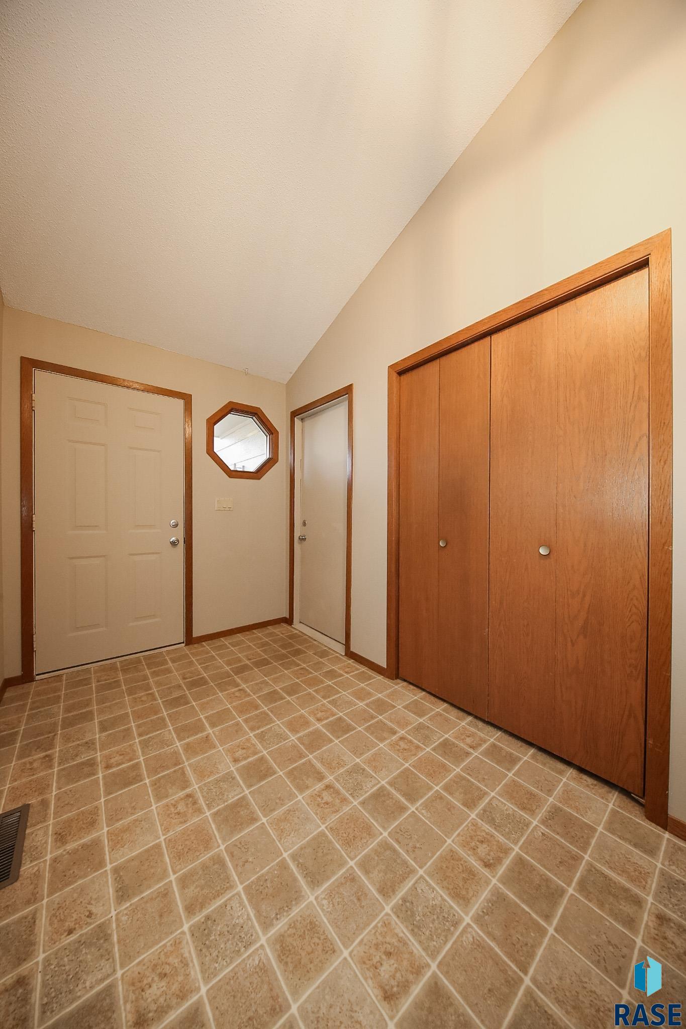 2212 S Melanie Ln Lane, Sioux Falls, New Jersey image 2