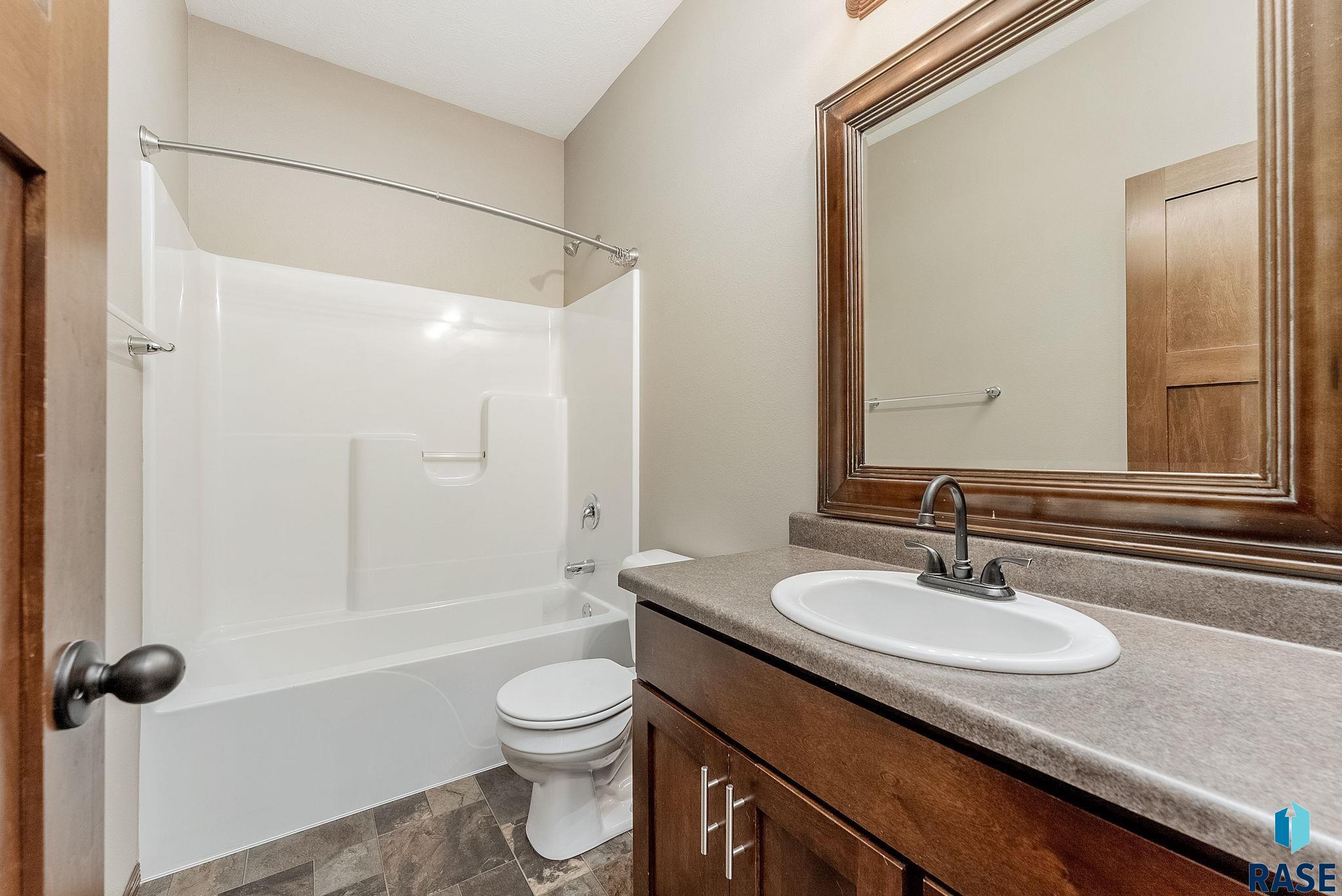 Sioux Falls, South Dakota 57106, United States, 4 Bedrooms Bedrooms, ,3 BathroomsBathrooms,Residential,Active,161320