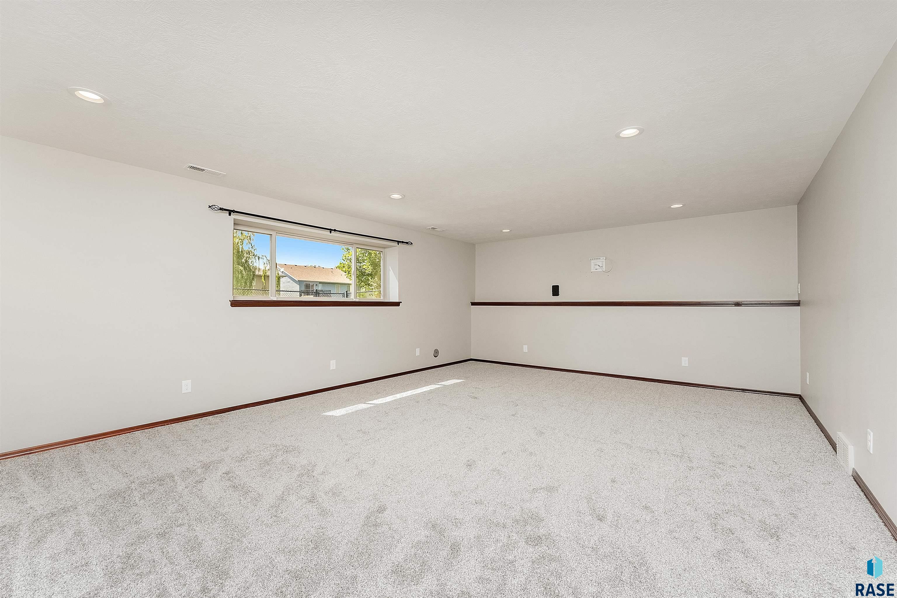 Sioux Falls, South Dakota 57106, United States, 4 Bedrooms Bedrooms, ,3 BathroomsBathrooms,Residential,Active,161320