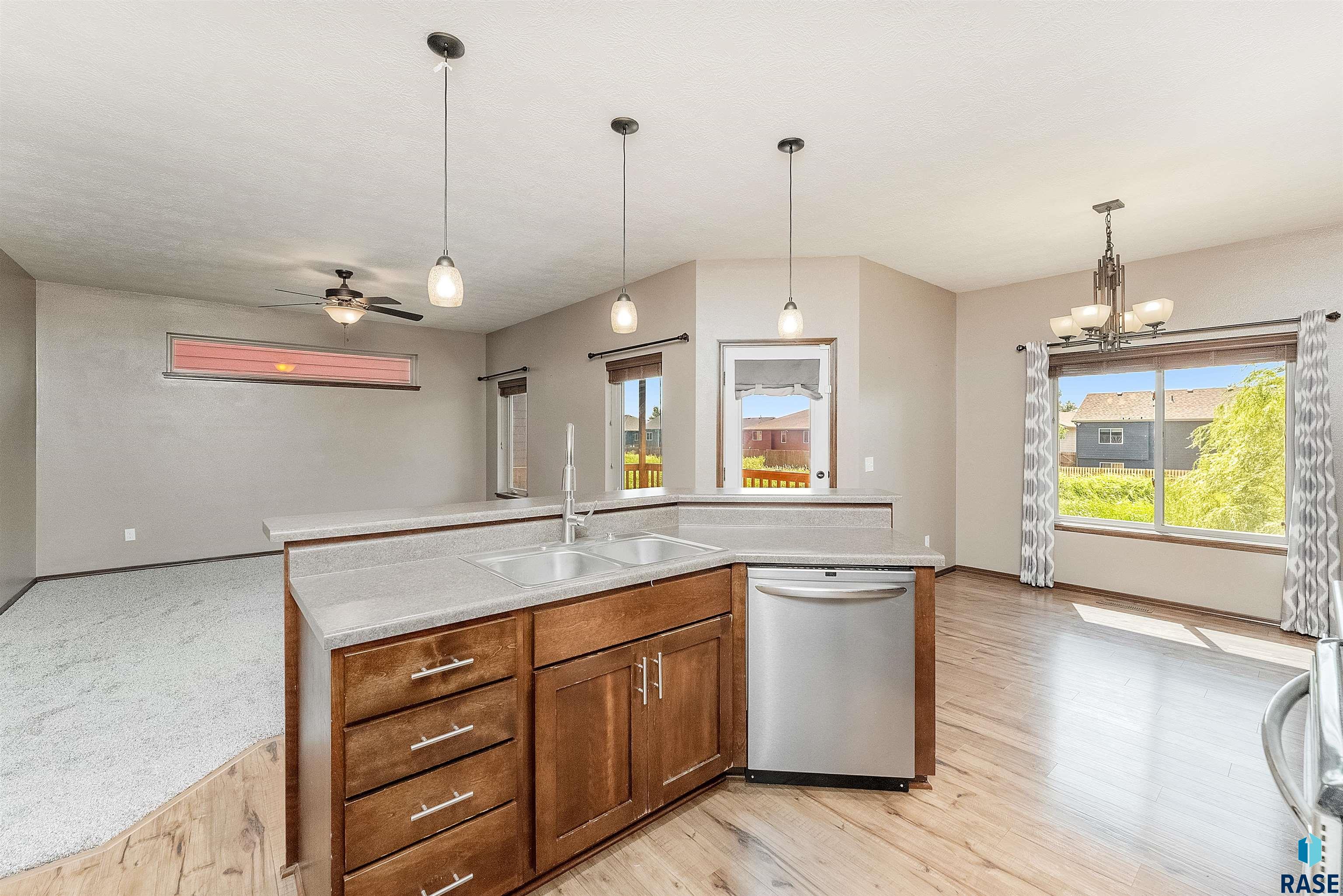 Sioux Falls, South Dakota 57106, United States, 4 Bedrooms Bedrooms, ,3 BathroomsBathrooms,Residential,Active,161320