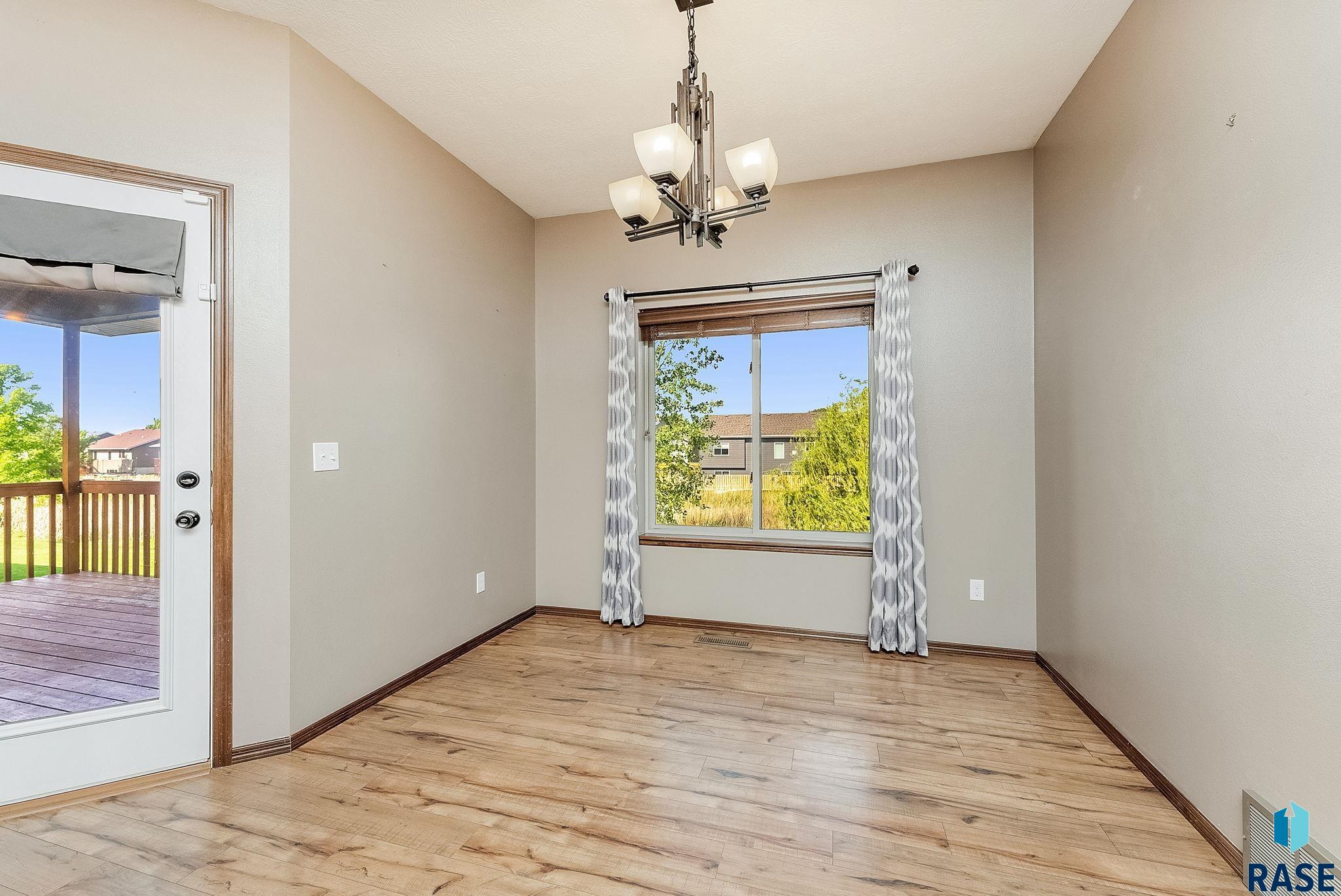 Sioux Falls, South Dakota 57106, United States, 4 Bedrooms Bedrooms, ,3 BathroomsBathrooms,Residential,Active,161320