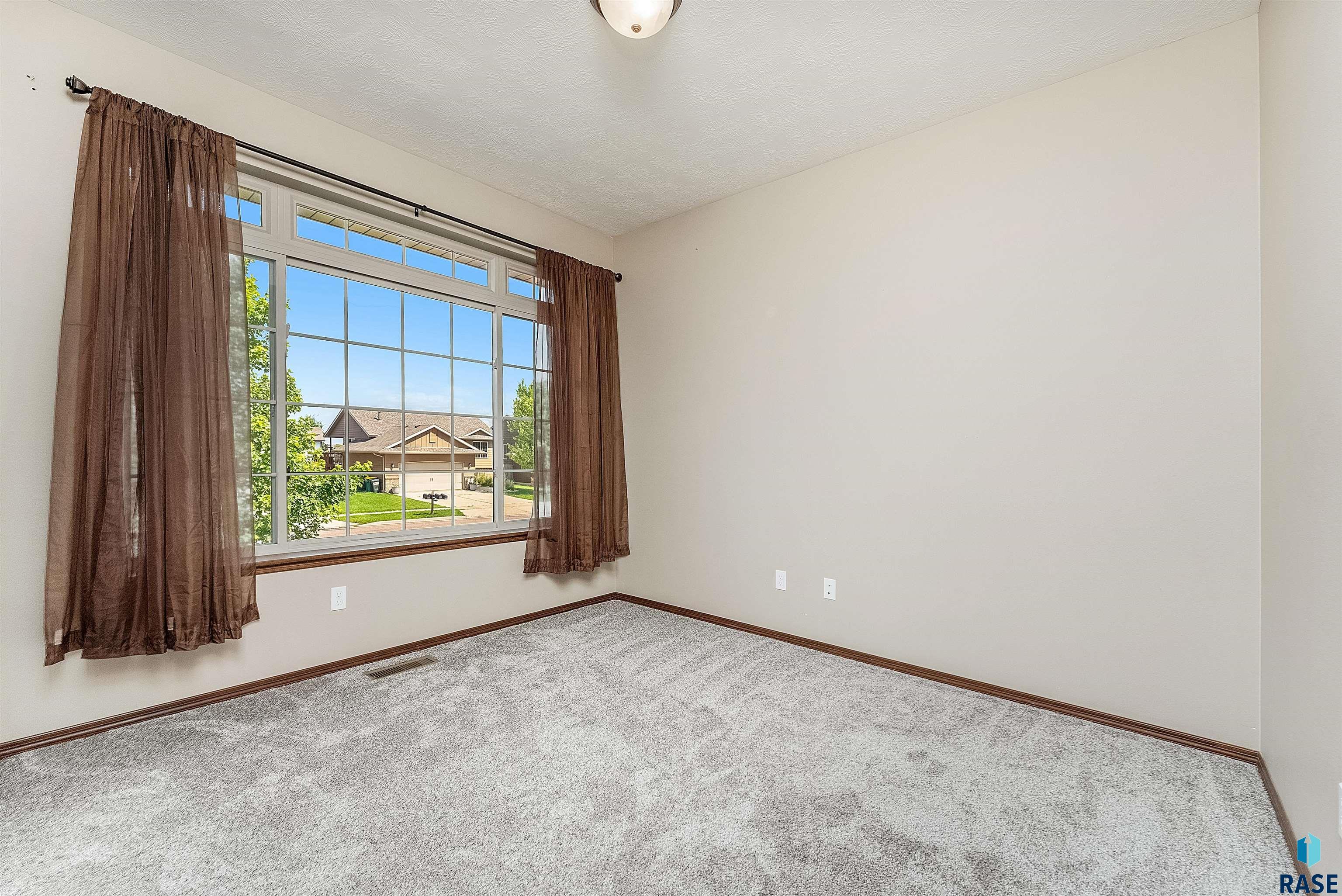 Sioux Falls, South Dakota 57106, United States, 4 Bedrooms Bedrooms, ,3 BathroomsBathrooms,Residential,Active,161320