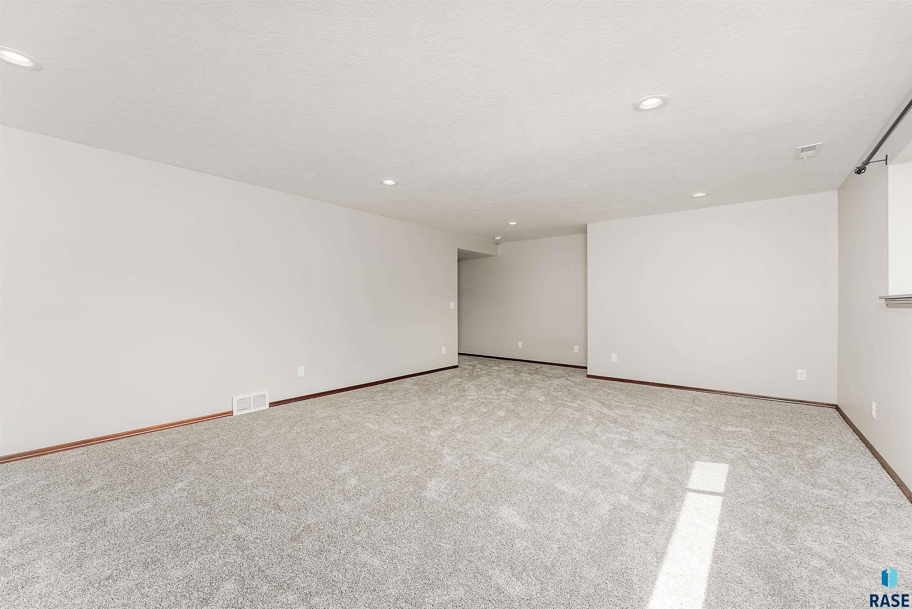 Sioux Falls, South Dakota 57106, United States, 4 Bedrooms Bedrooms, ,3 BathroomsBathrooms,Residential,Active,161320