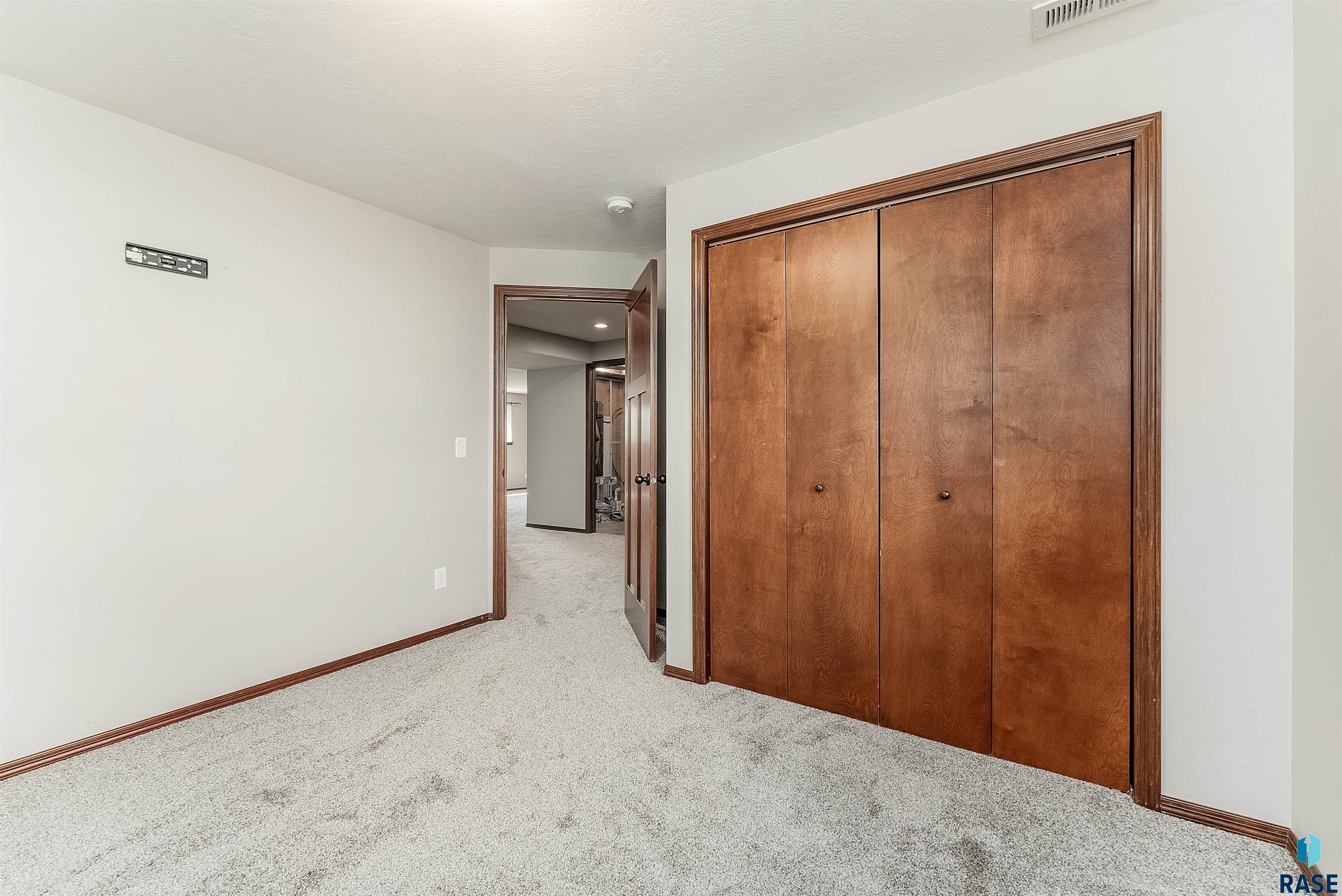 Sioux Falls, South Dakota 57106, United States, 4 Bedrooms Bedrooms, ,3 BathroomsBathrooms,Residential,Active,161320