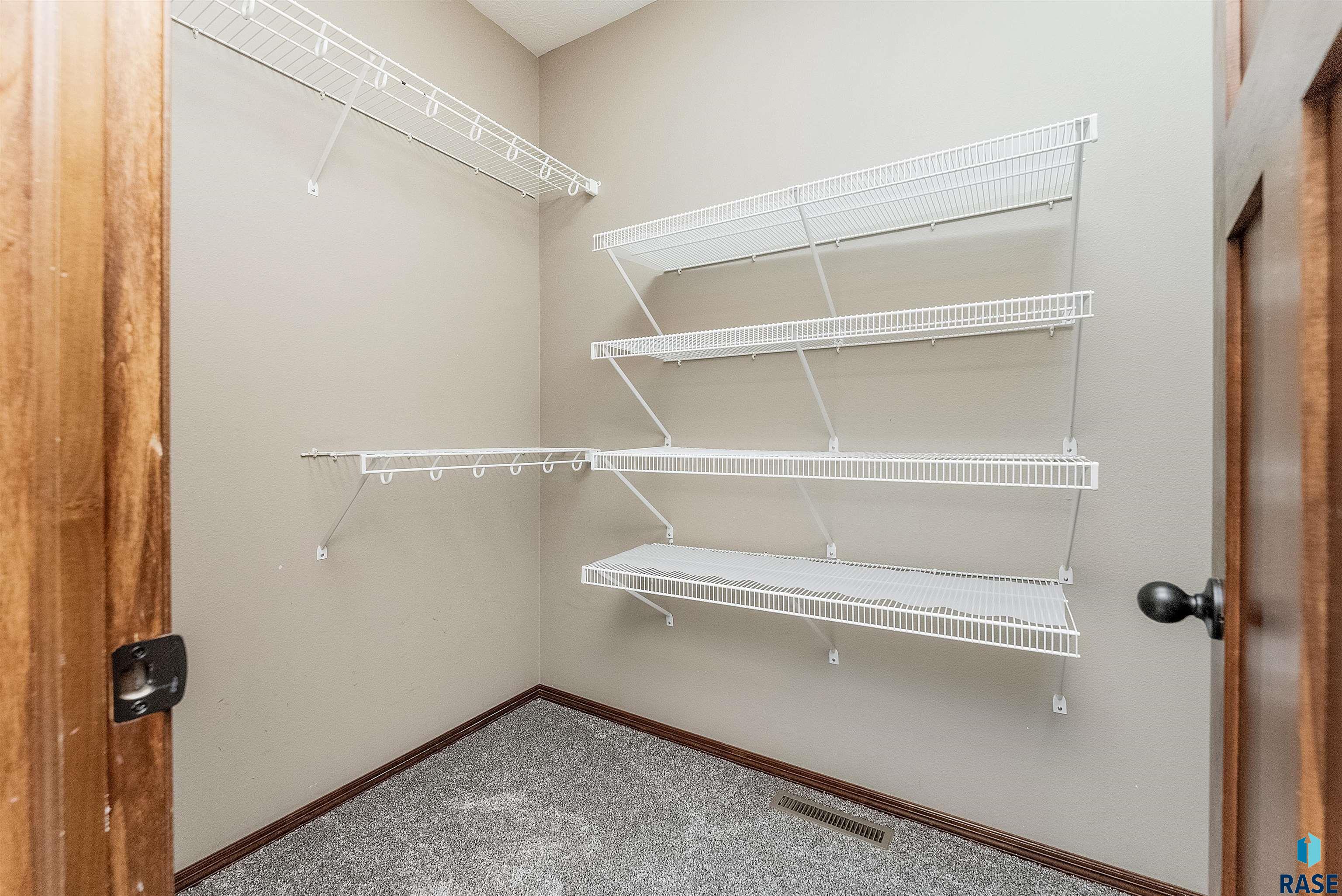 Sioux Falls, South Dakota 57106, United States, 4 Bedrooms Bedrooms, ,3 BathroomsBathrooms,Residential,Active,161320