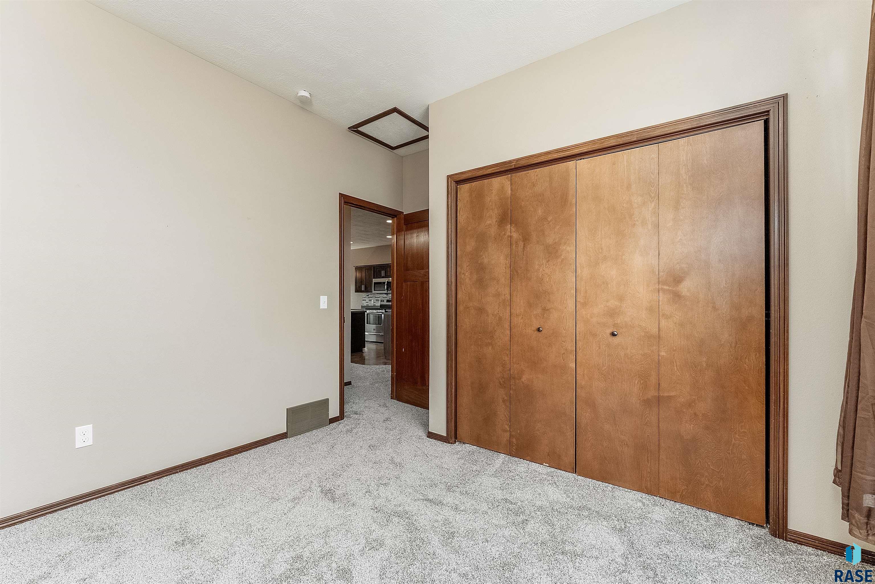 Sioux Falls, South Dakota 57106, United States, 4 Bedrooms Bedrooms, ,3 BathroomsBathrooms,Residential,Active,161320