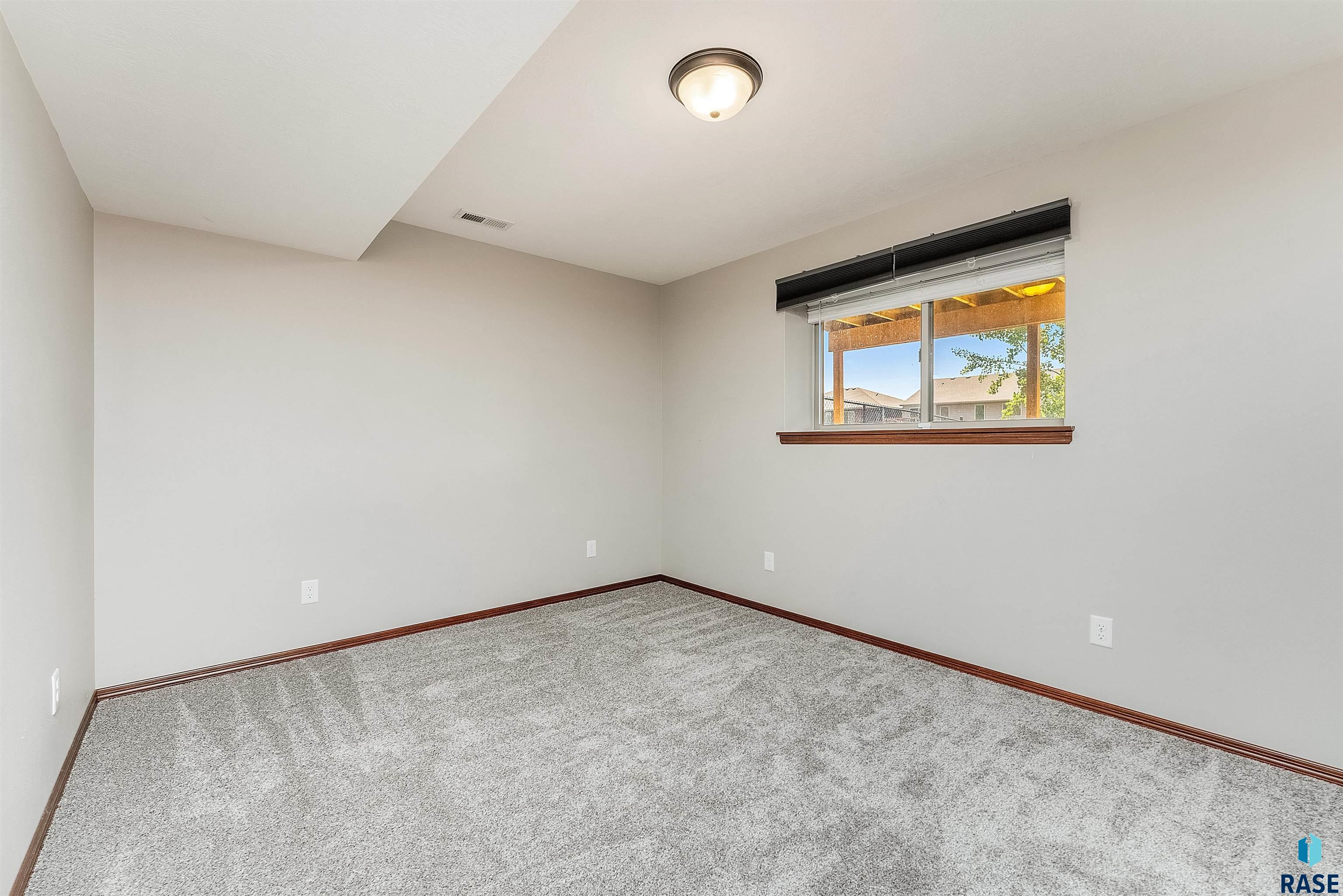 Sioux Falls, South Dakota 57106, United States, 4 Bedrooms Bedrooms, ,3 BathroomsBathrooms,Residential,Active,161320