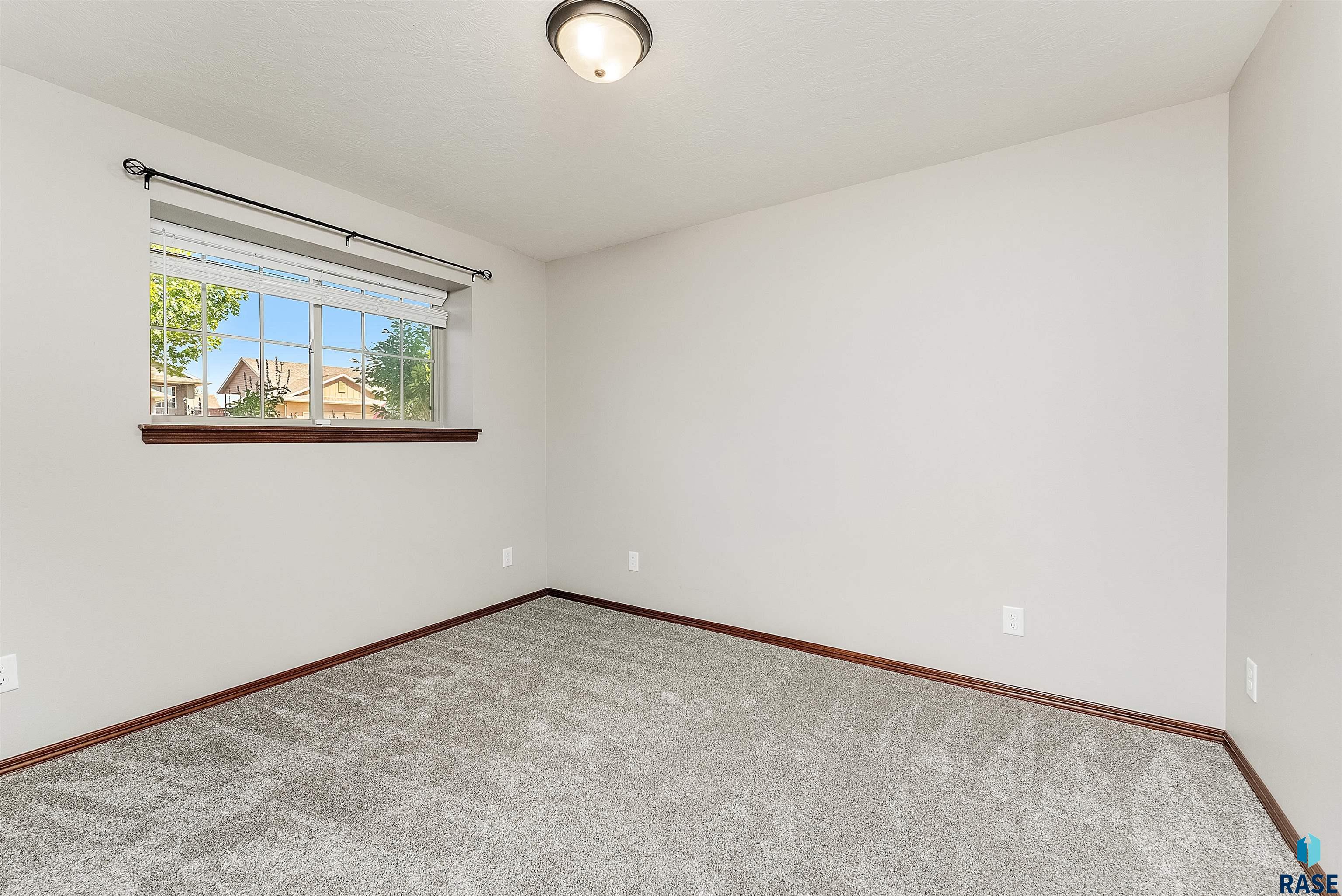 Sioux Falls, South Dakota 57106, United States, 4 Bedrooms Bedrooms, ,3 BathroomsBathrooms,Residential,Active,161320