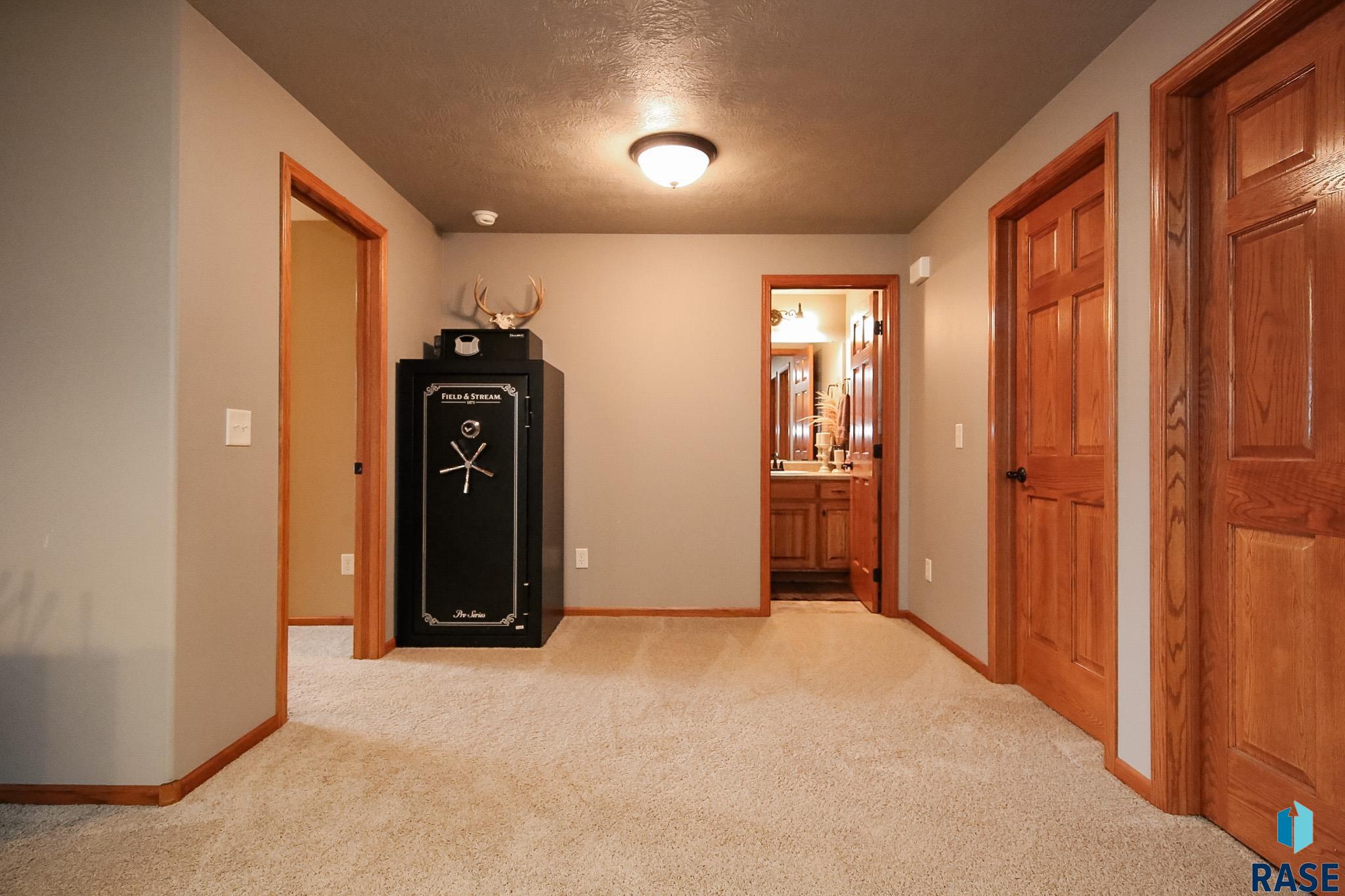 Sioux Falls, South Dakota 57106, United States, 5 Bedrooms Bedrooms, ,3 BathroomsBathrooms,Residential,Active,184731