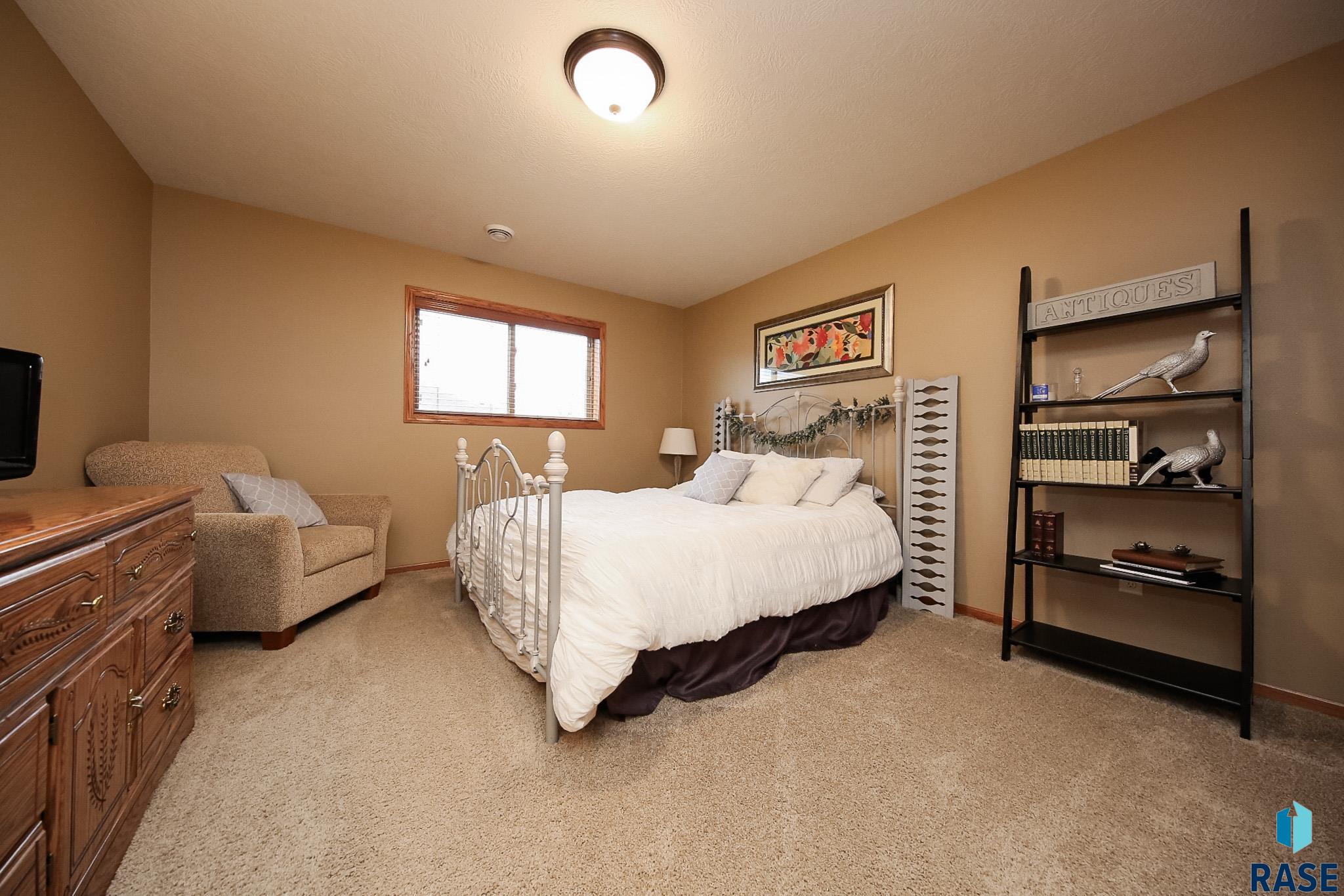 Sioux Falls, South Dakota 57106, United States, 5 Bedrooms Bedrooms, ,3 BathroomsBathrooms,Residential,Active,184731