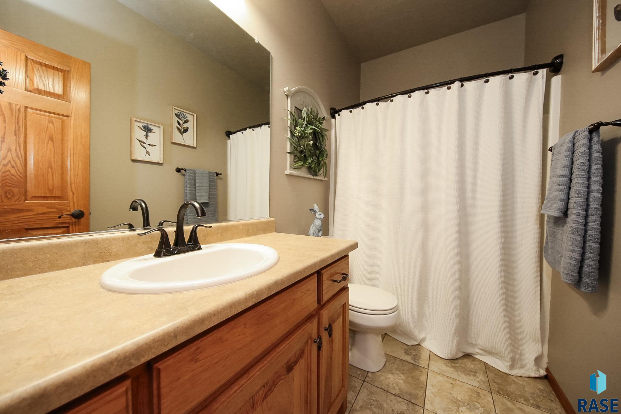 Sioux Falls, South Dakota 57106, United States, 5 Bedrooms Bedrooms, ,3 BathroomsBathrooms,Residential,Active,184731