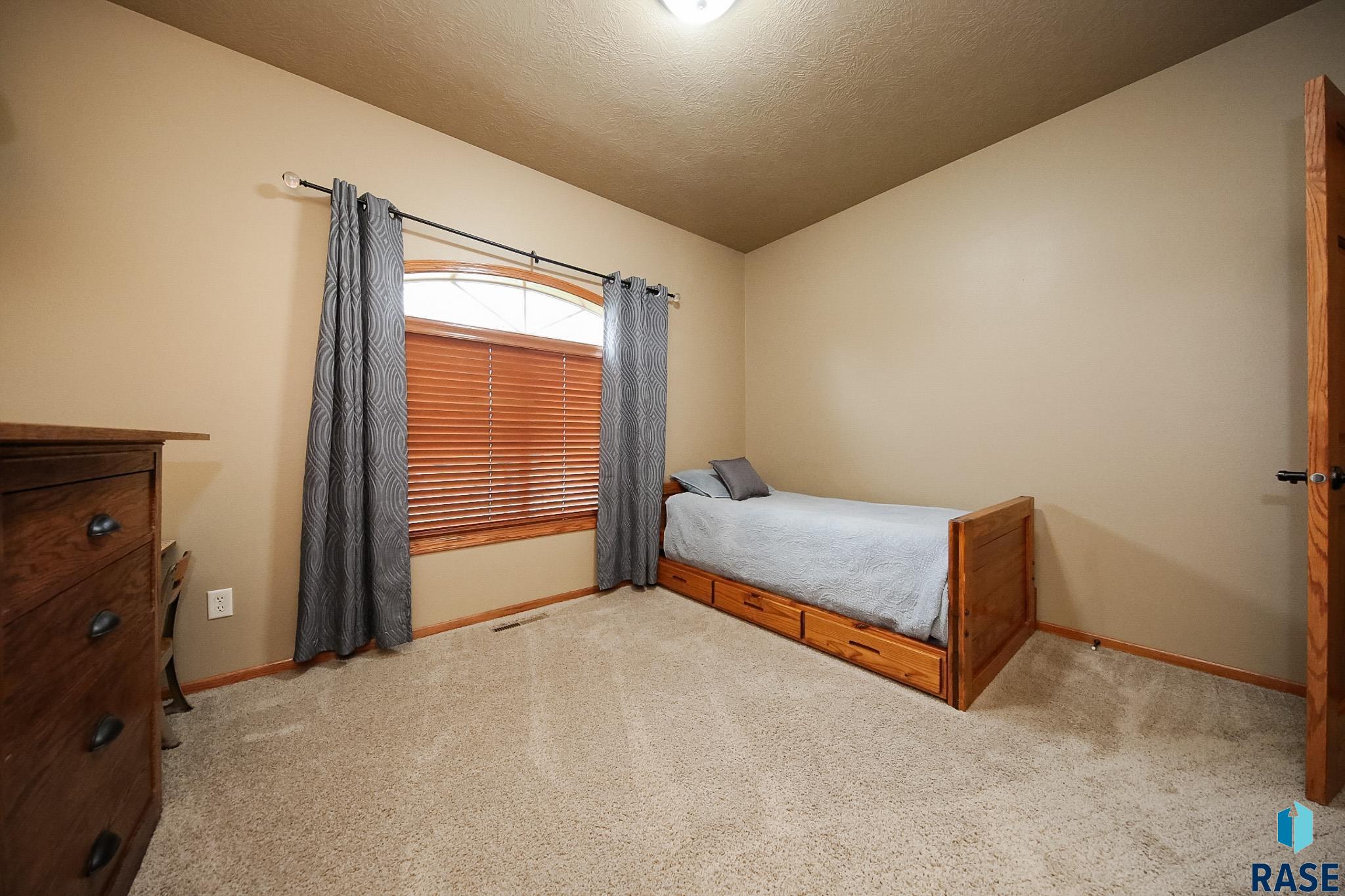 Sioux Falls, South Dakota 57106, United States, 5 Bedrooms Bedrooms, ,3 BathroomsBathrooms,Residential,Active,184731