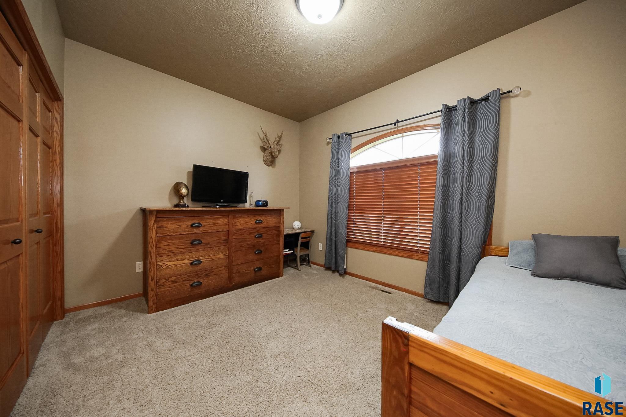 Sioux Falls, South Dakota 57106, United States, 5 Bedrooms Bedrooms, ,3 BathroomsBathrooms,Residential,Active,184731