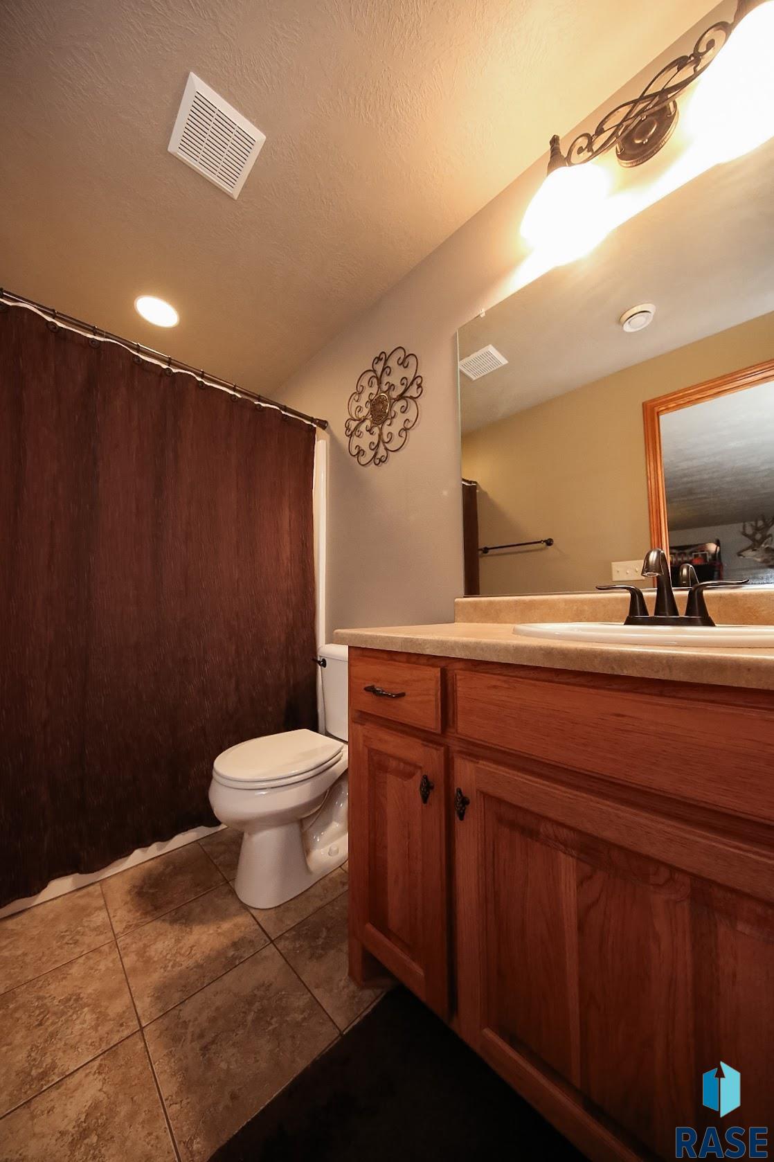 Sioux Falls, South Dakota 57106, United States, 5 Bedrooms Bedrooms, ,3 BathroomsBathrooms,Residential,Active,184731