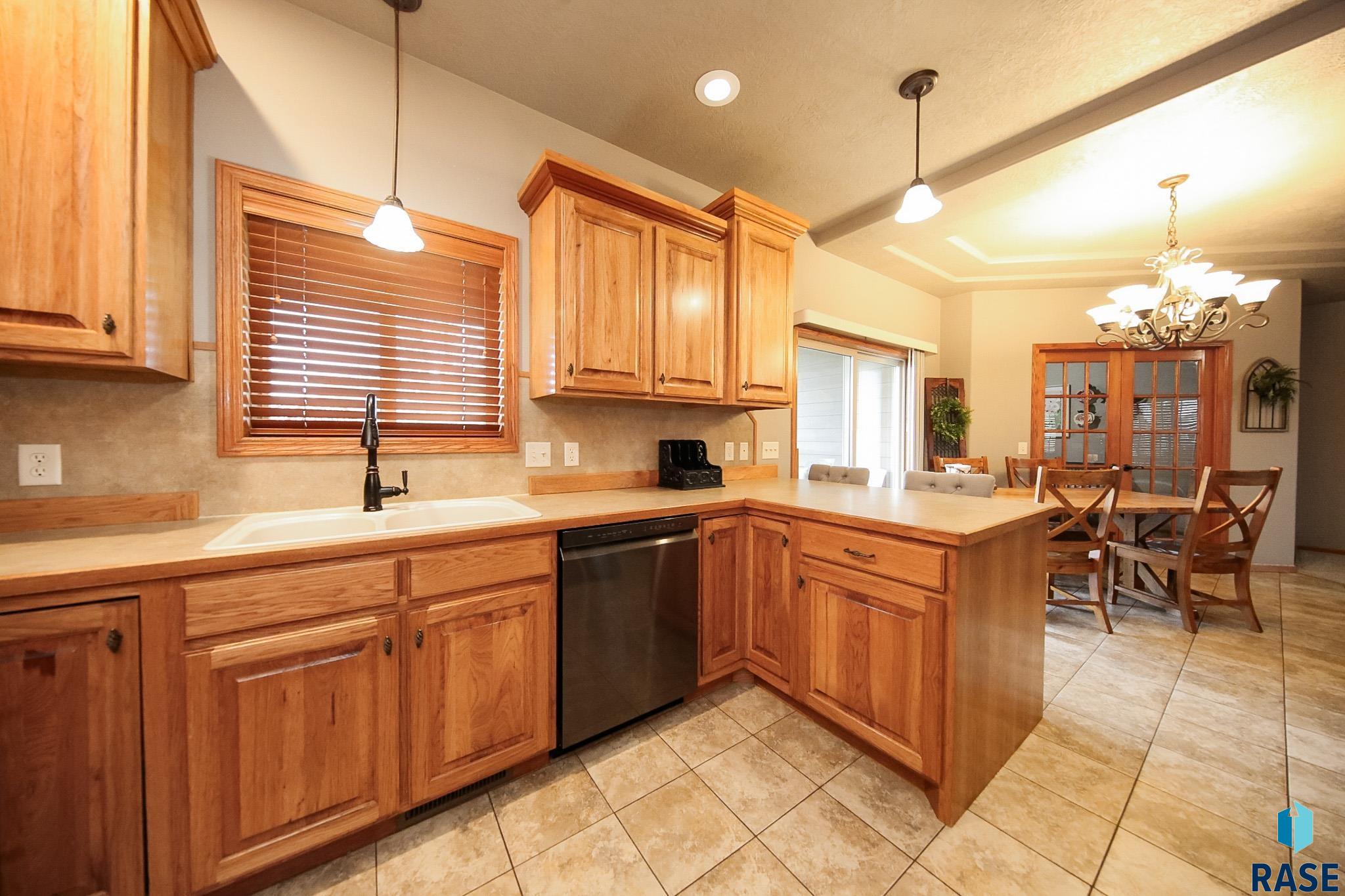 Sioux Falls, South Dakota 57106, United States, 5 Bedrooms Bedrooms, ,3 BathroomsBathrooms,Residential,Active,184731