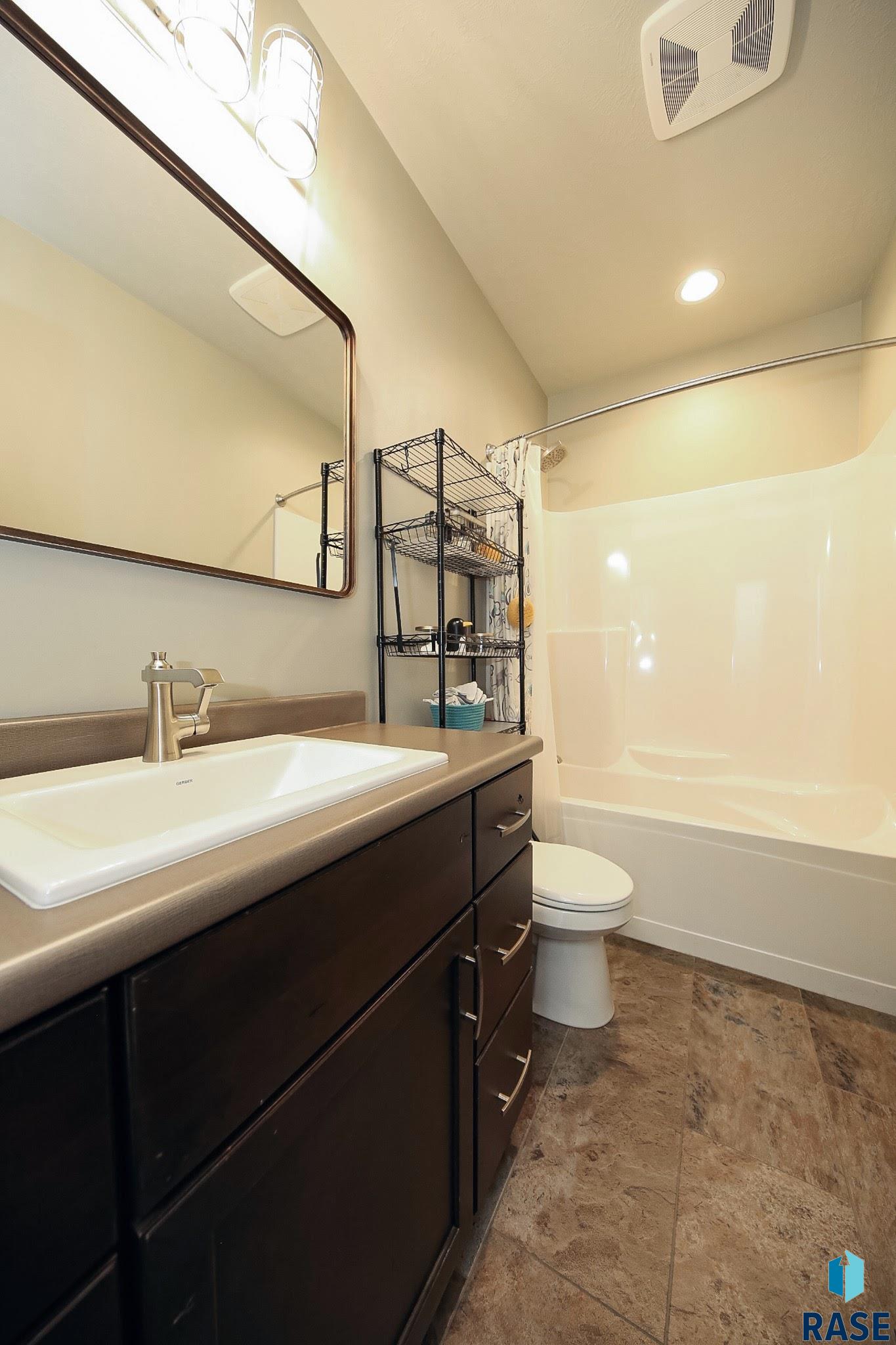6909 E 37th St Street, Sioux Falls, South Dakota image 25