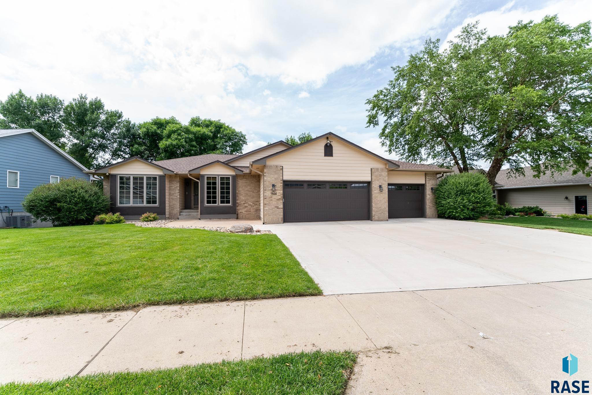 Sioux Falls, South Dakota 57106, United States, 5 Bedrooms Bedrooms, ,3 BathroomsBathrooms,Residential,Active,11639